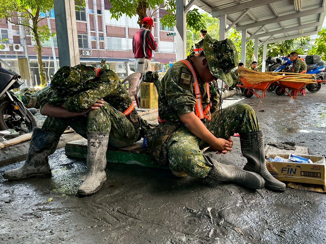 官兵把握時間休息，待命投入下一次任務。（陸軍司令部提供）