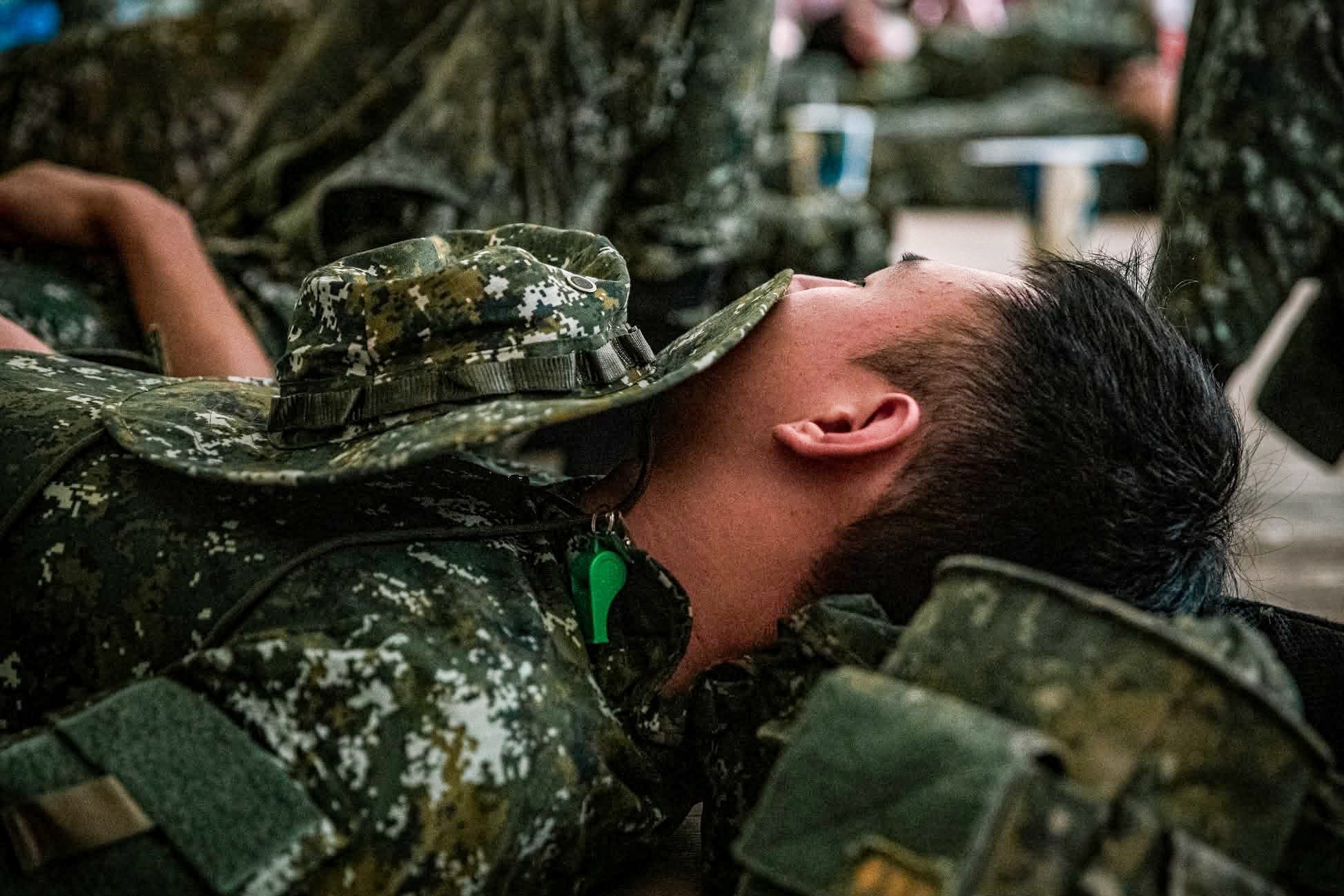 官兵把握時間休息，待命投入下一次任務。（陸軍司令部提供）