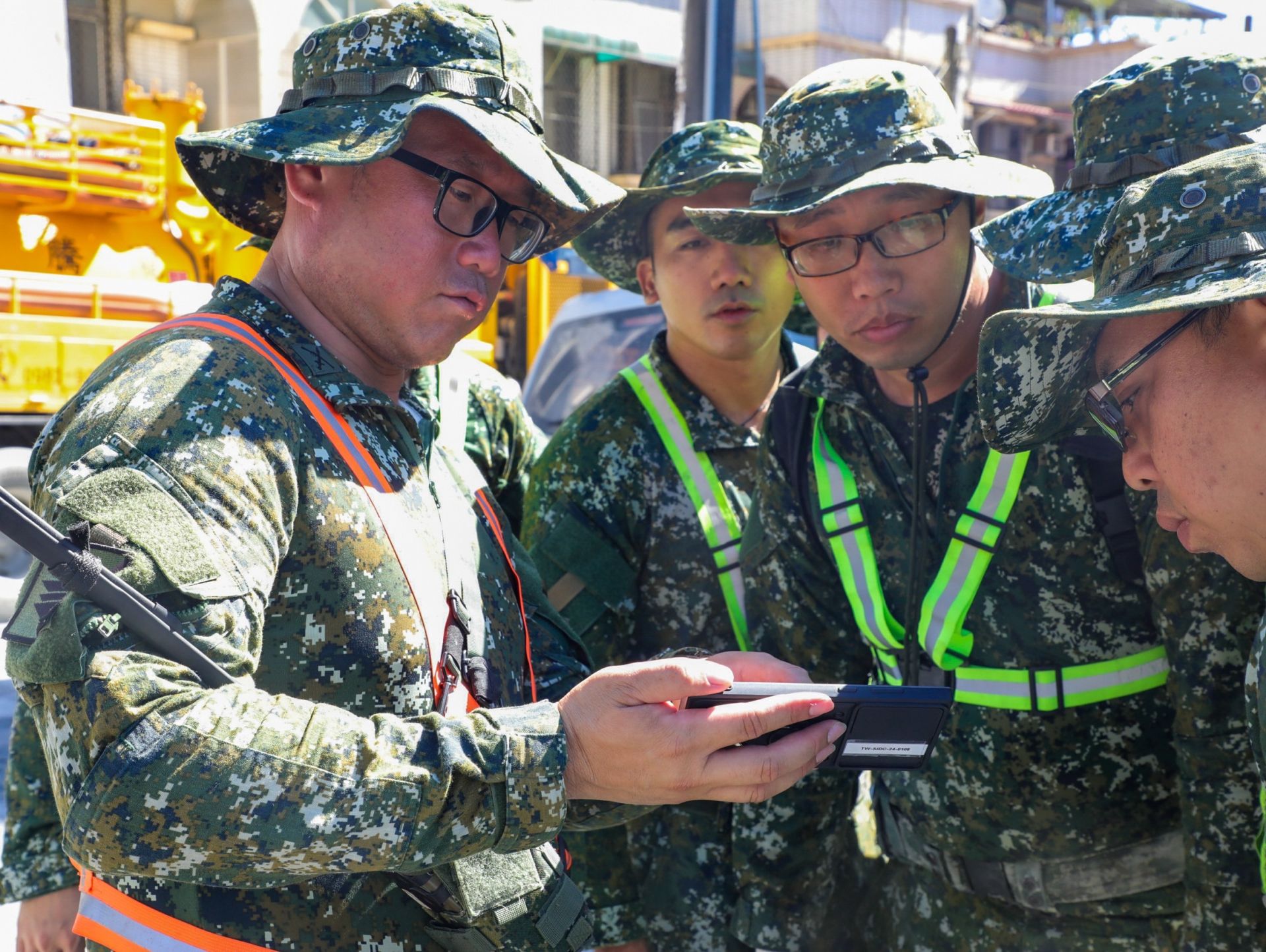 運用TAK手機於圖上標繪災區情形，整合救災資訊，建立救災共同圖像。（陸軍司令部提供）