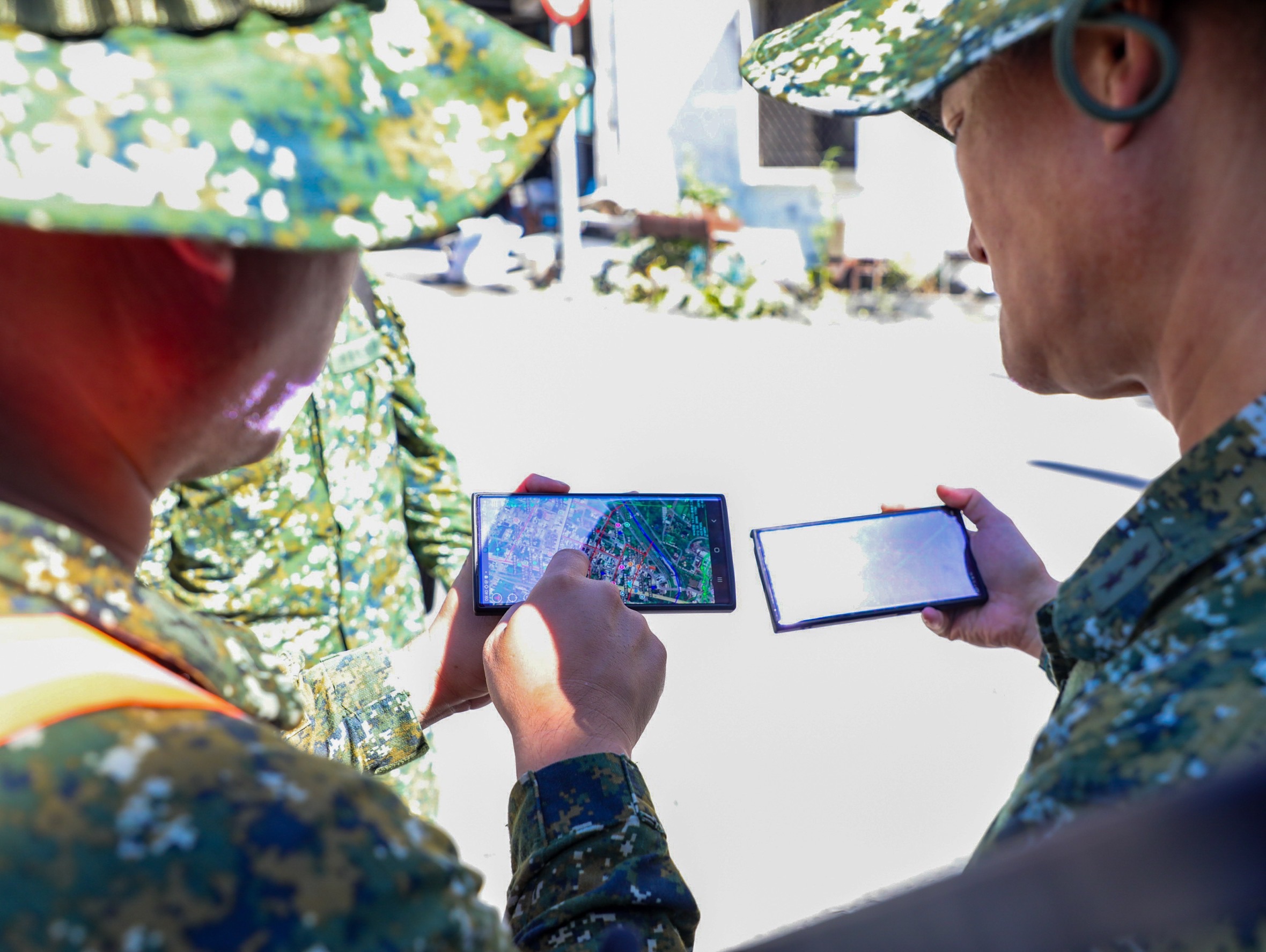 運用TAK手機於圖上標繪災區情形，整合救災資訊，建立救災共同圖像。（陸軍司令部提供）