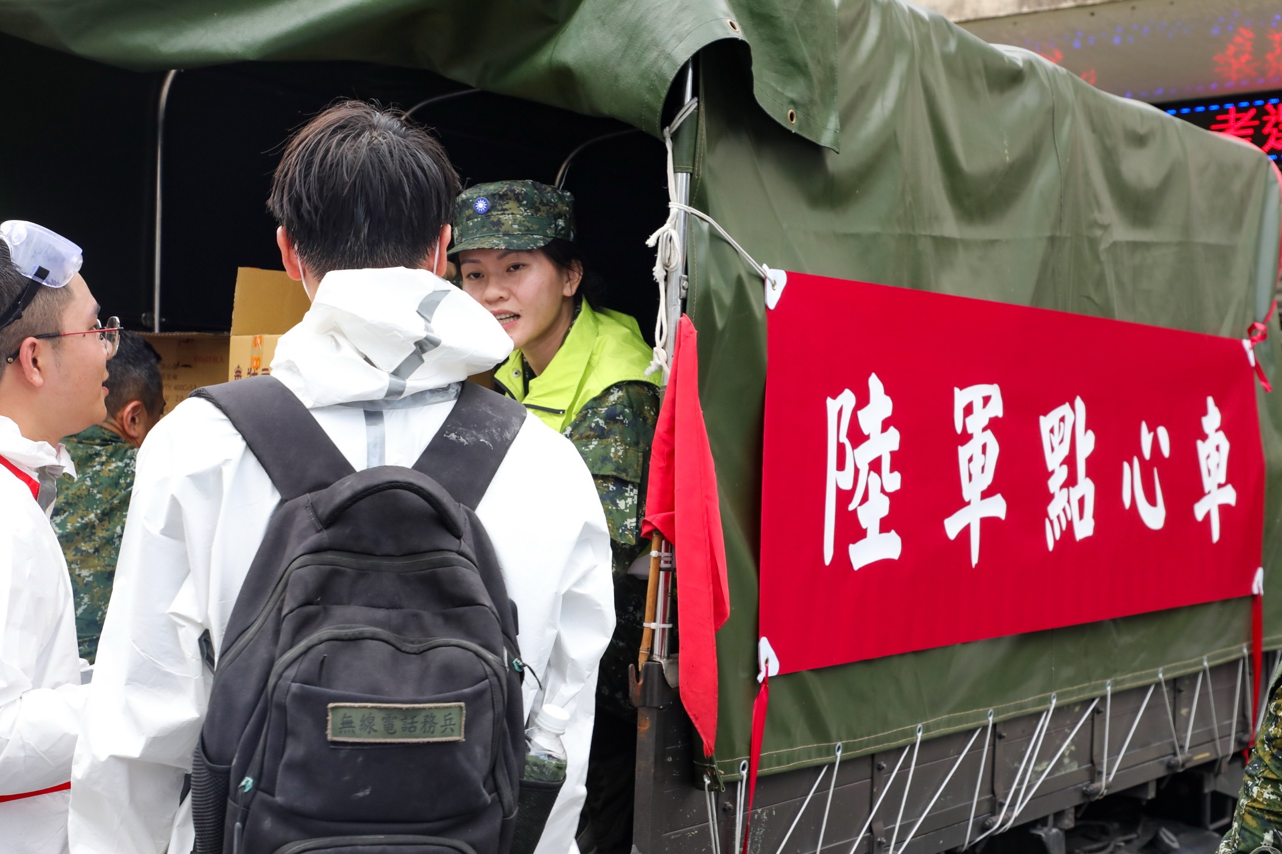 「陸軍點心車」提供免費點心，為救災官兵即時補充體力和能量。（陸軍司令部提供）