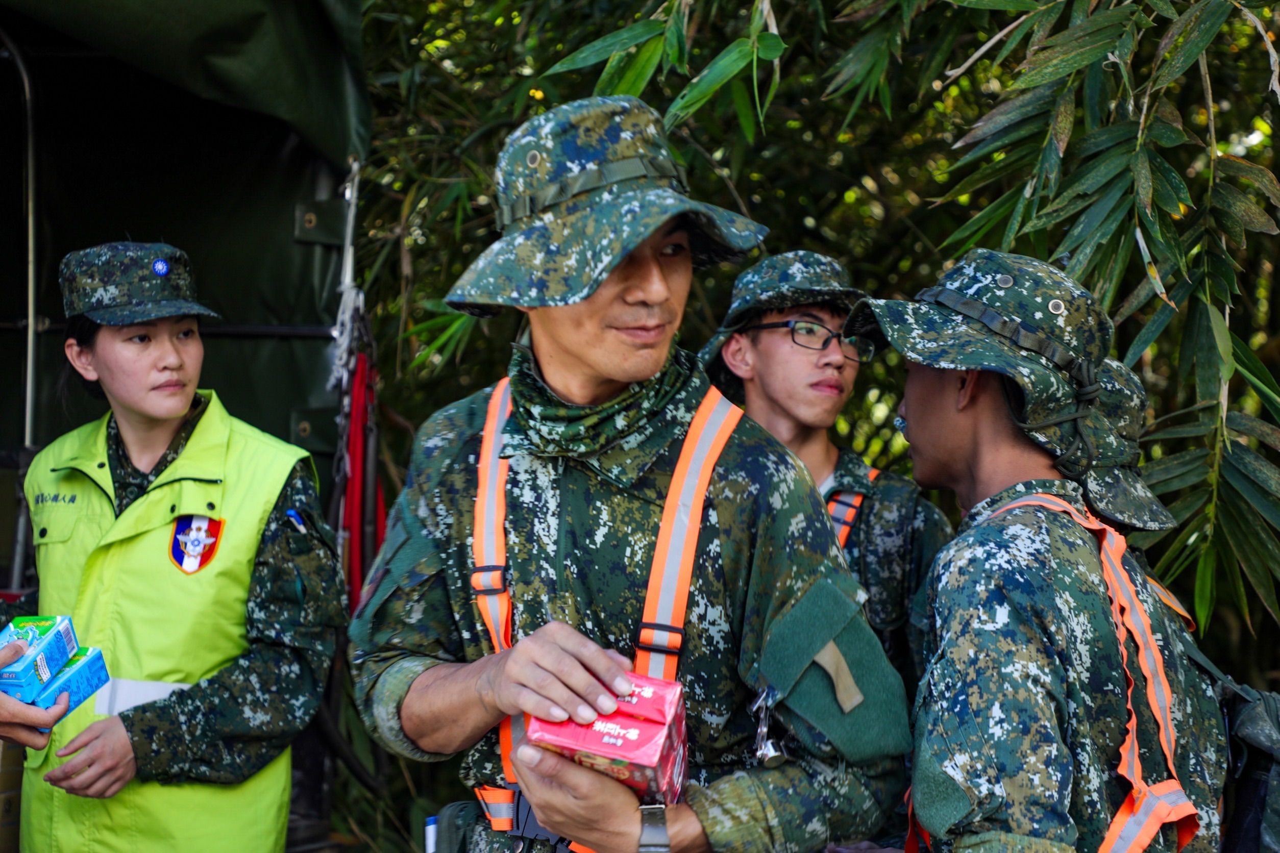 「陸軍點心車」提供免費點心，為救災官兵即時補充體力和能量。（陸軍司令部提供）