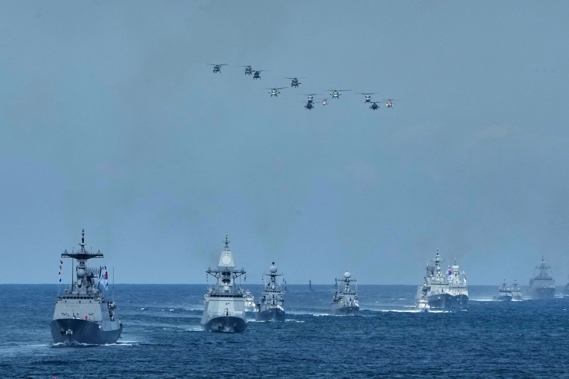 南韓海軍慶祝80週年，閱艦式上，各式船艦與飛機精銳盡出。（達志影像／美聯社）