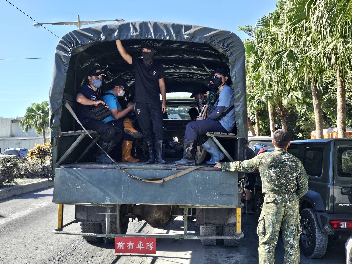 花蓮馬太鞍溪堰塞湖溢流釀災，國軍昨日持續投入光復鄉災後復原，並配合派遣中型戰術輪車載運志工前往受災區域，加速民宅清理。同時，特戰部隊也與特搜隊協力投入人員搜救，展現軍民「同島一命」精神。（陸軍司令部提供）