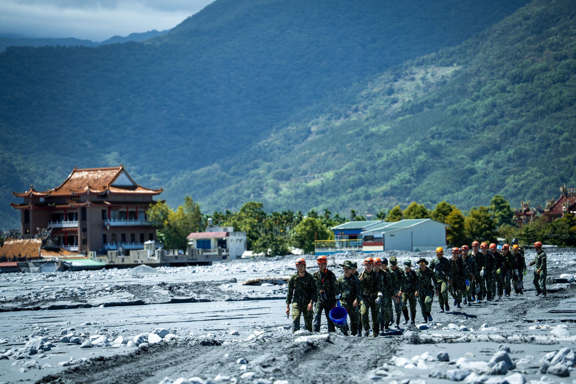  特戰指揮部官兵與各地特搜隊協同行動，分組前往政旺砂石場及沿岸河床等地執行搜救任務。（記者張雅淳攝）