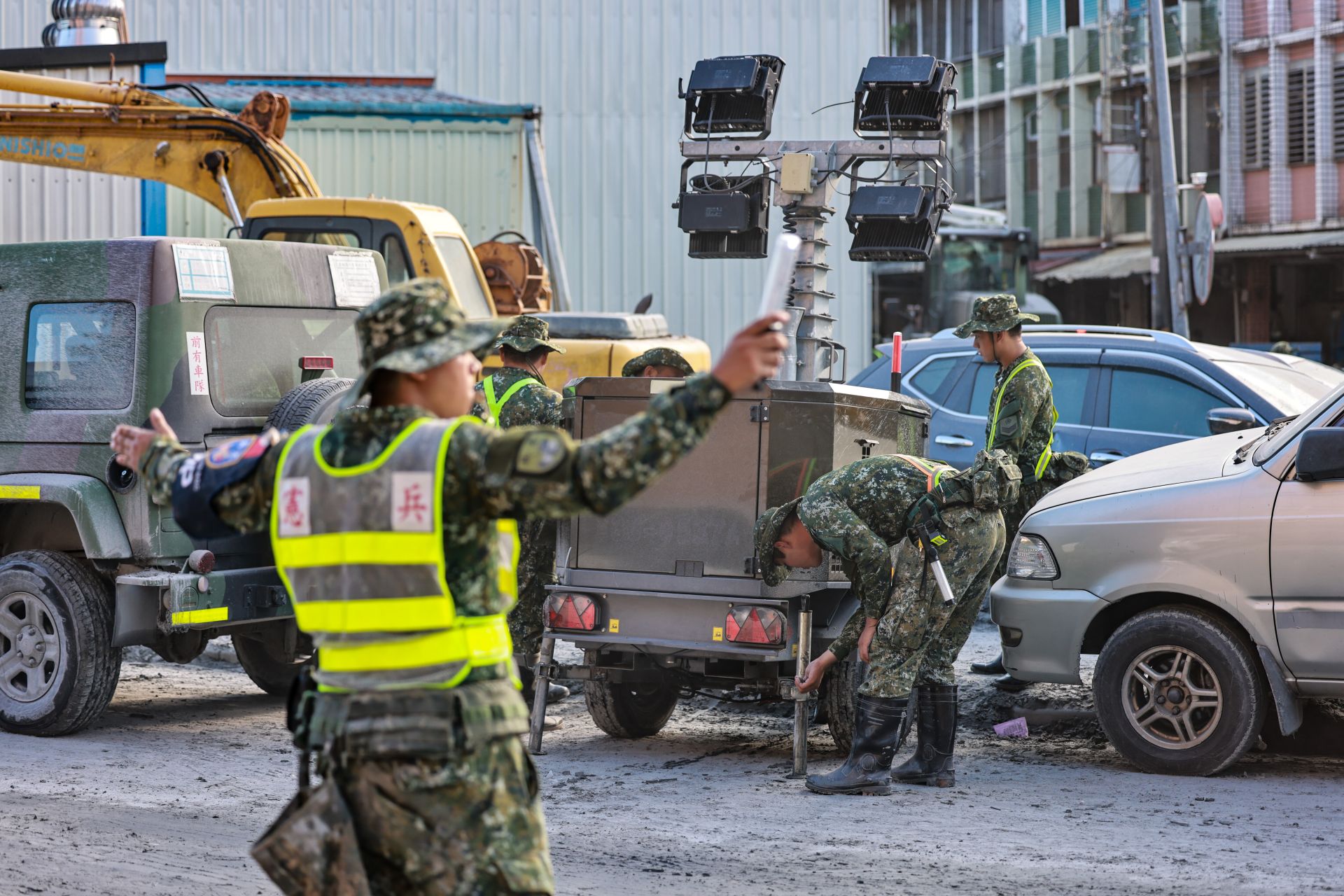  憲兵執行交通管制，助工兵架設行動照明燈組，確保夜間救援順遂。（記者謝承宏攝）