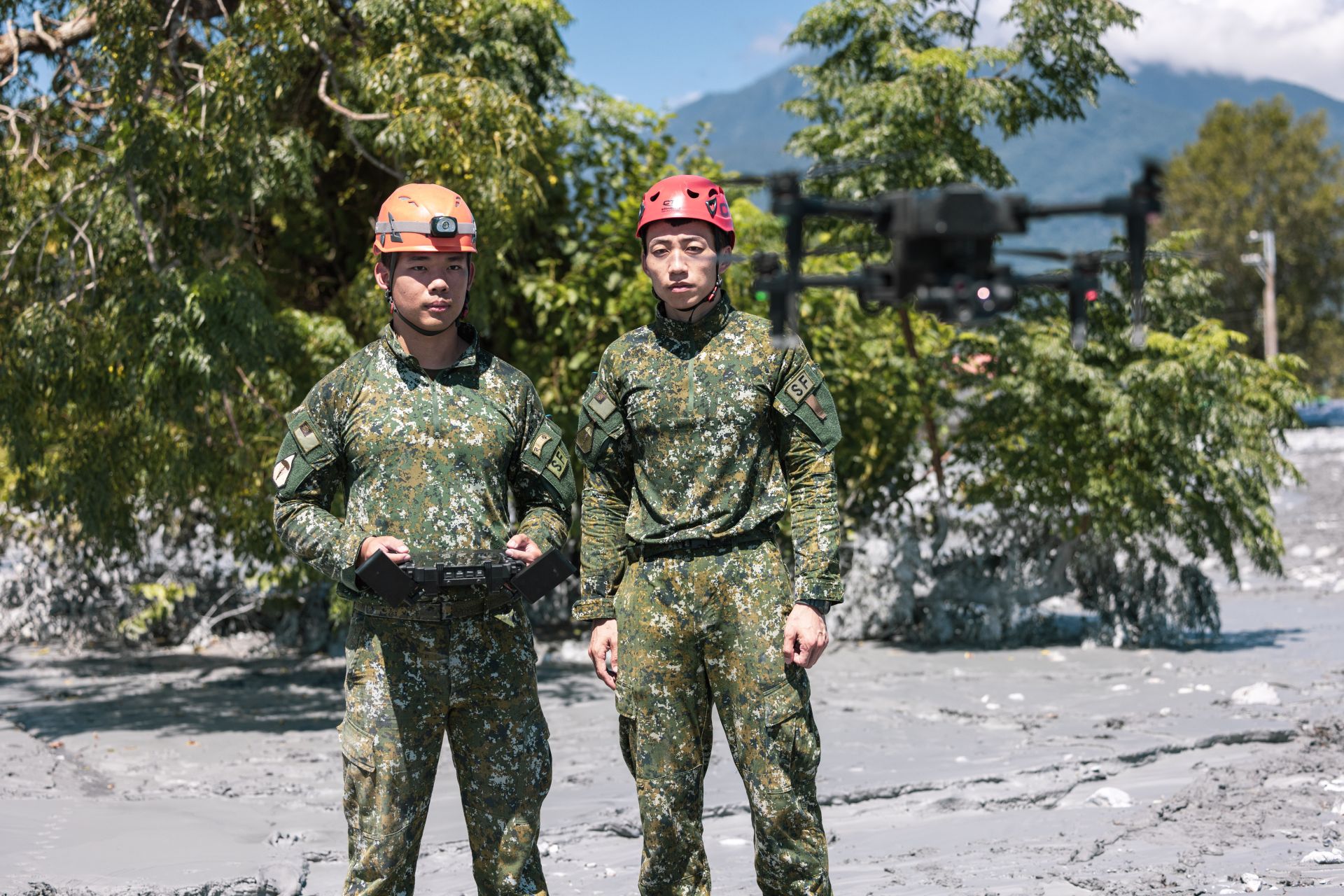  特戰指揮部官兵運用無人機在災區進行偵察。（記者謝沛宸攝）