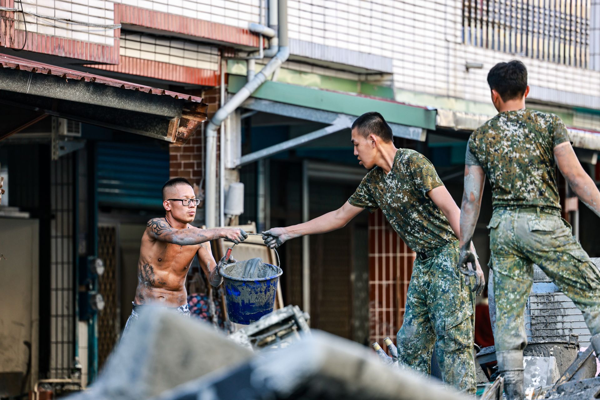  官兵與民眾同心協力，為恢復家園共同努力。（記者謝承宏攝）