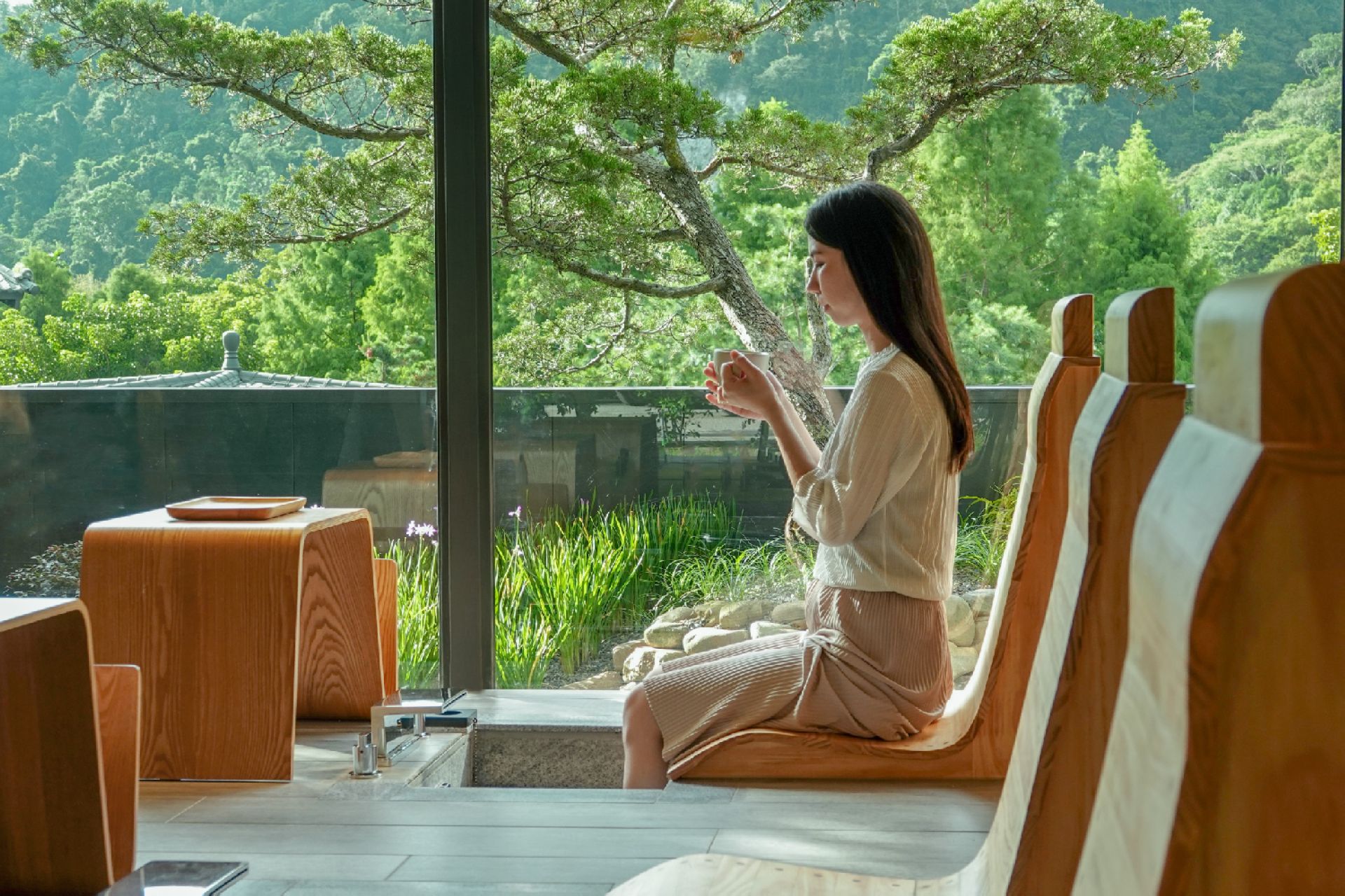 「快哉亭」提供足沐體驗。雙腳接受溫潤足湯的療癒呵護，再喝一口養生茶品，身心的疲憊盡釋。（春水堂提供）