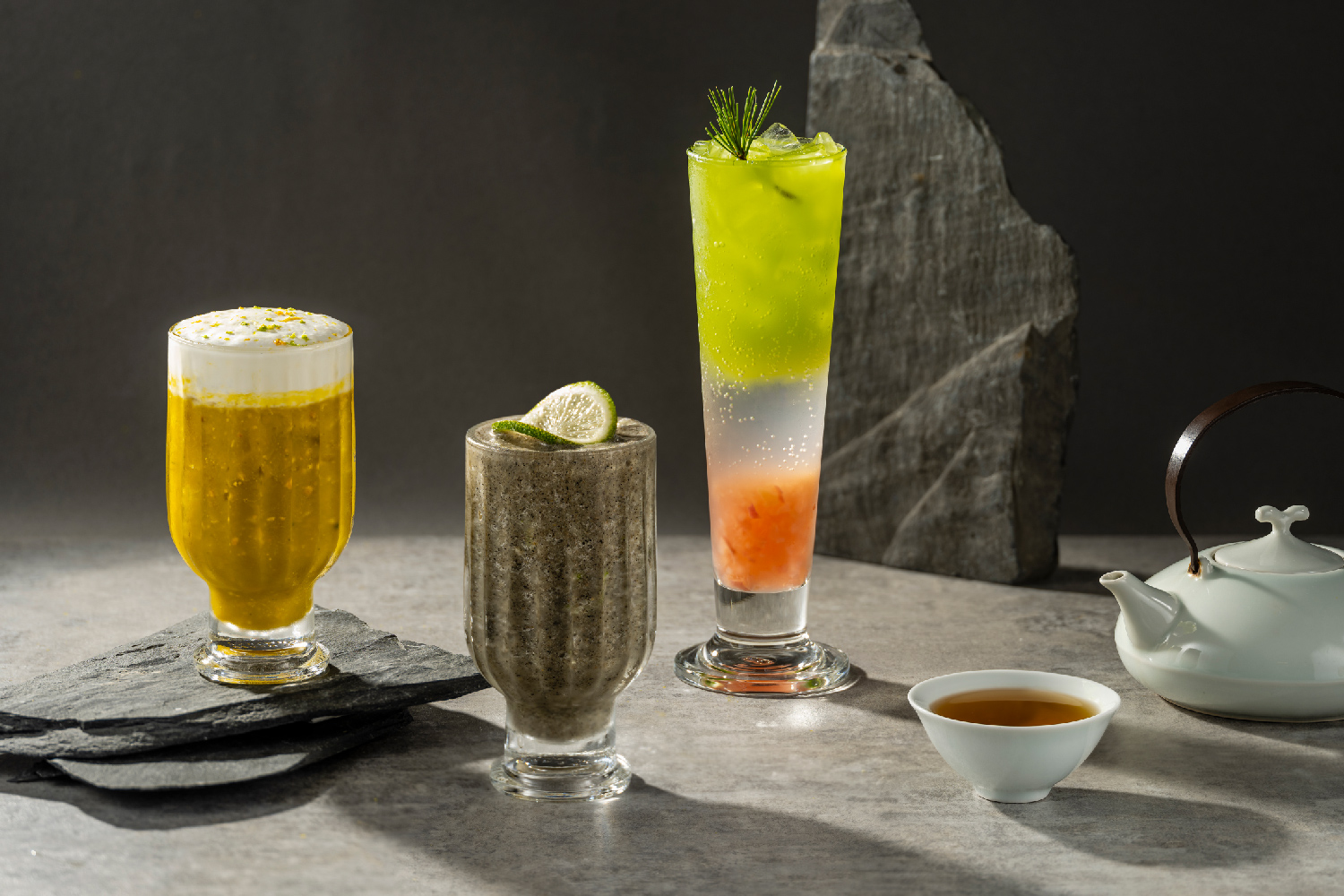 山林兼味 創意與經典飲品。左起南瓜西西里冰沙、檸香芝麻娜娜冰沙、松針蜜桃氣泡飲。（春水堂提供）