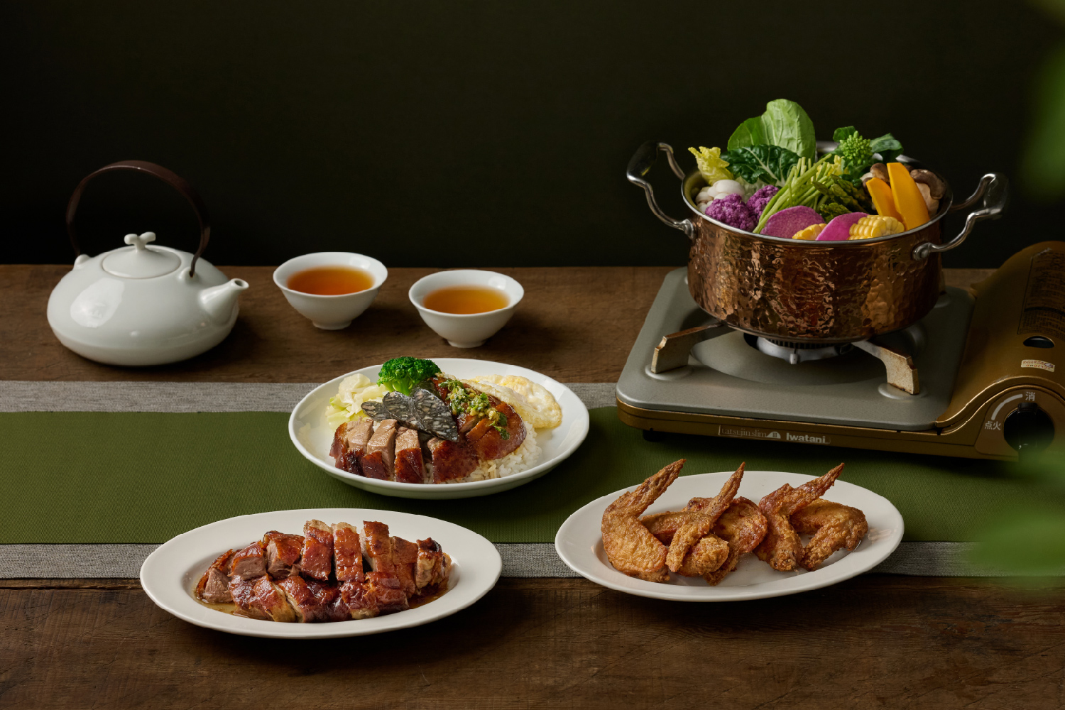 山林兼味 新台灣融合菜。左起春秋山林烤鴨、三寶飯、山胡椒烤雞翅，以及野菜食蔬松露。（春水堂提供）