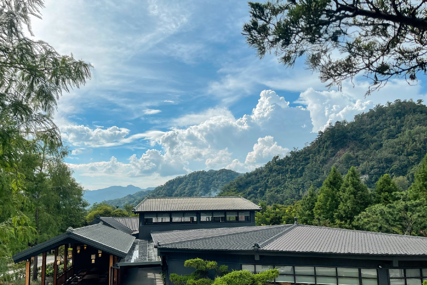 離塵不離城！餐飲生活美學新地標「春秋山林」。群山環抱、林蔭縈繞，打造一處暫別城市喧囂，能放緩腳步，沉浸綠意的空間場域。（春水堂提供）
