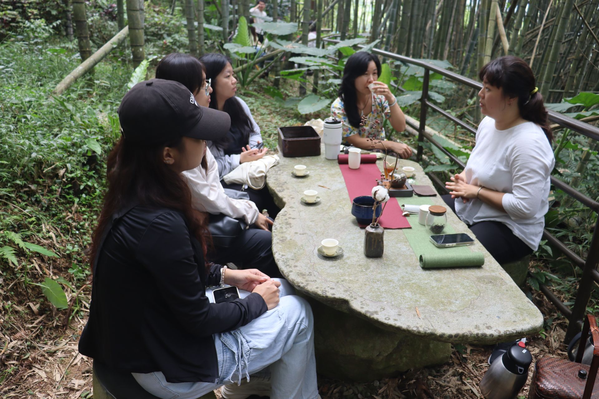 在綠意盎然的山林中體驗竹林茶席。（主辦單位提供）