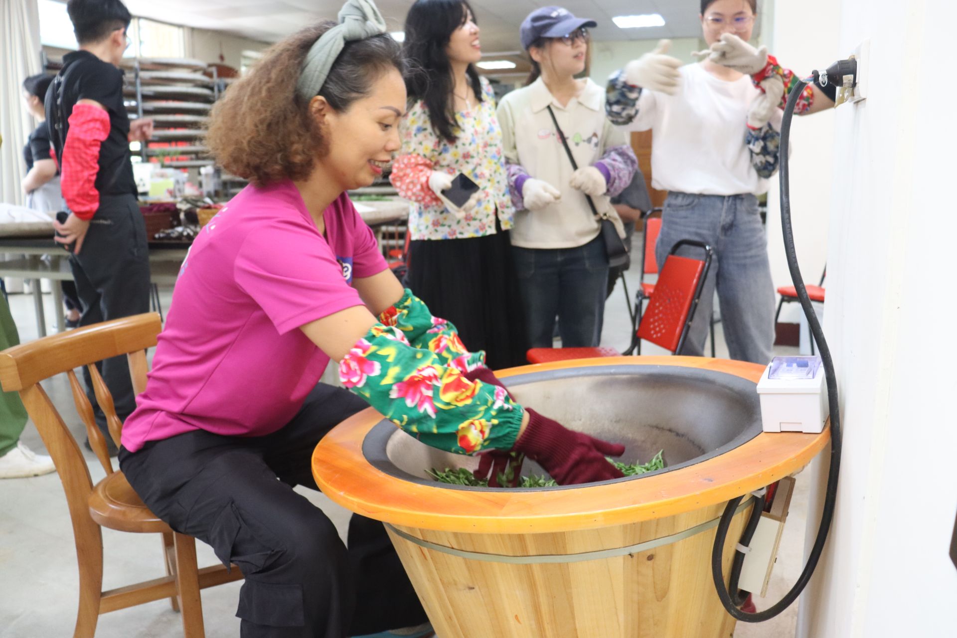 從茶園採摘新鮮嫩葉開始，依序進行萎凋、靜置、揉捻、乾燥與烘焙，每一步都由經驗豐富的茶師親自指導，讓參與者真切感受茶葉從鮮葉化為香茗的歷程。（主辦單位提供）