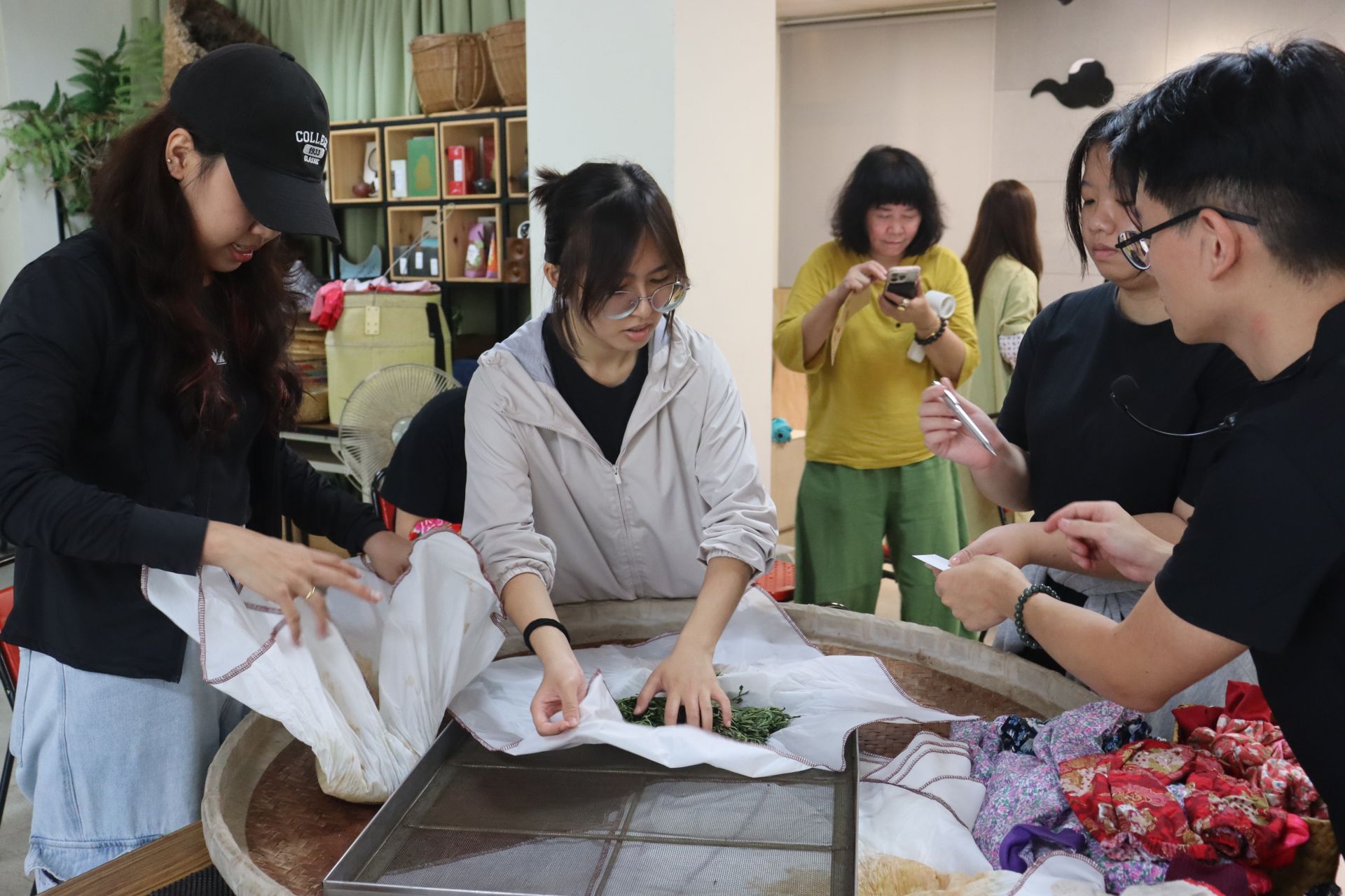 從茶園採摘新鮮嫩葉開始，依序進行萎凋、靜置、揉捻、乾燥與烘焙，每一步都由經驗豐富的茶師親自指導，讓參與者真切感受茶葉從鮮葉化為香茗的歷程。（主辦單位提供）