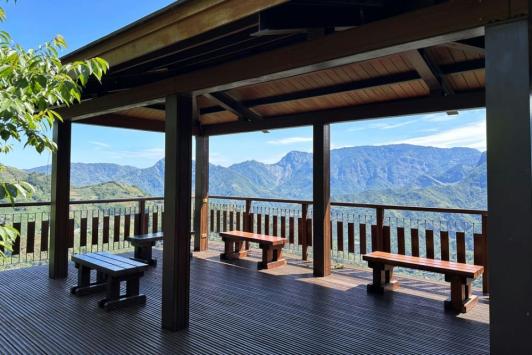 午後踏訪巃仔尾步道，全長約800公尺、落差約200公尺，可在專業導覽下欣賞茶園、杉林與溪谷景致。（記者張益銘攝）