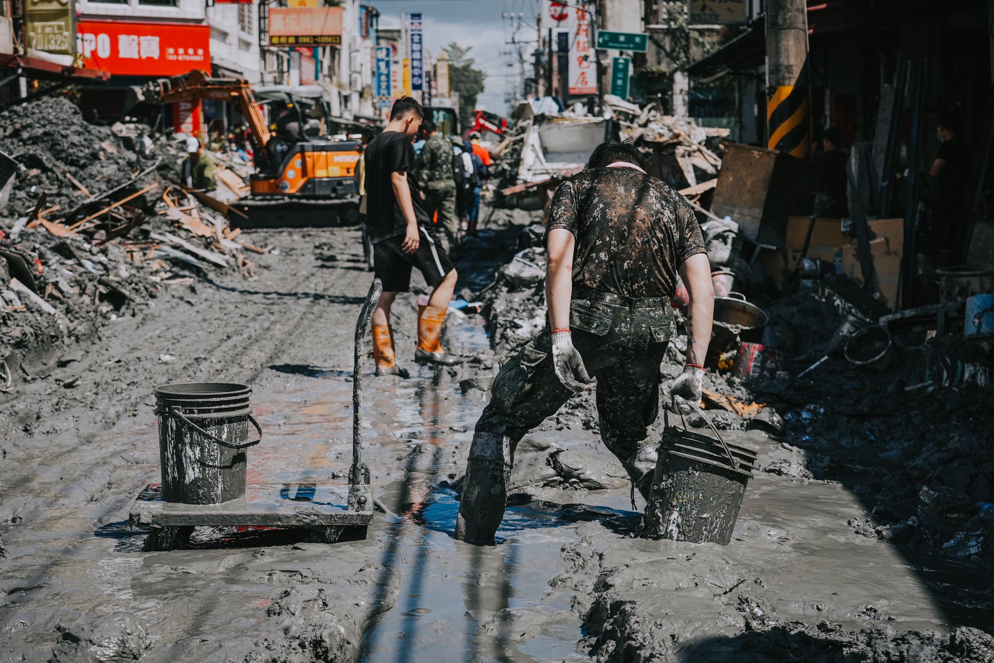 花蓮災區持續投入復原，卓揆指出，感謝國軍增派人力，軍民一心、分進合擊，加速復原。（取自卓揆臉書）