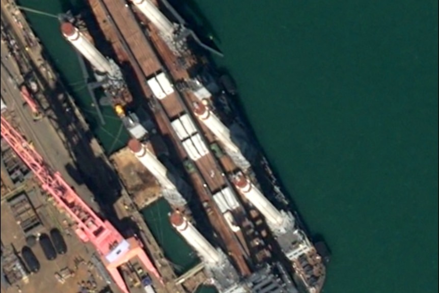 開源情報曾揭露3月份衛星影像，顯示共軍正持續增建兩棲作戰艦艇，意圖用於武力犯臺。（取自IndoPacWatch「X」帳號）