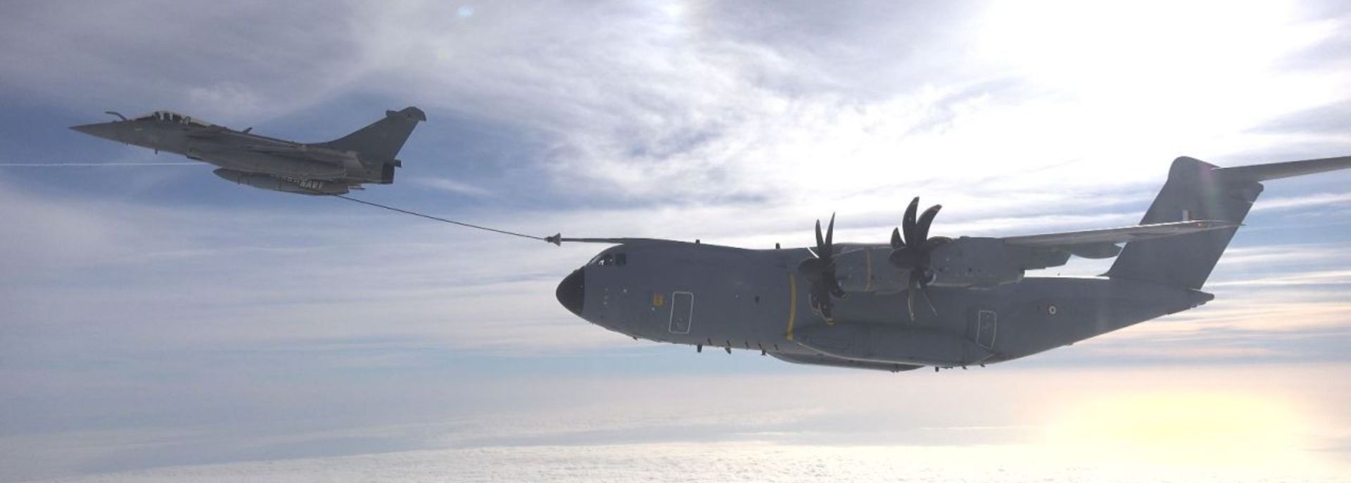 法軍先前便已運用A400M（右），與「飆風」戰機模擬空中加油流程。（取自法國防採購局領英）