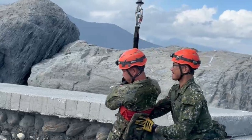  航特部派遣UH-60M黑鷹直升機及特戰官兵，以垂吊方式投入災區執行搜救任務。（航特部提供）