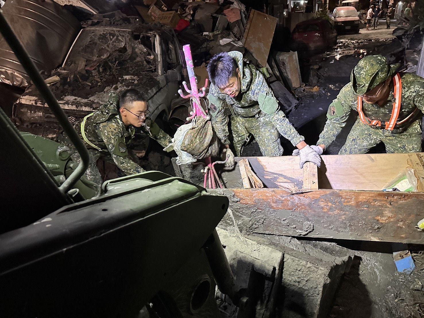  官兵合力清除陷於淤泥中的廢棄物。（第5作戰區提供）