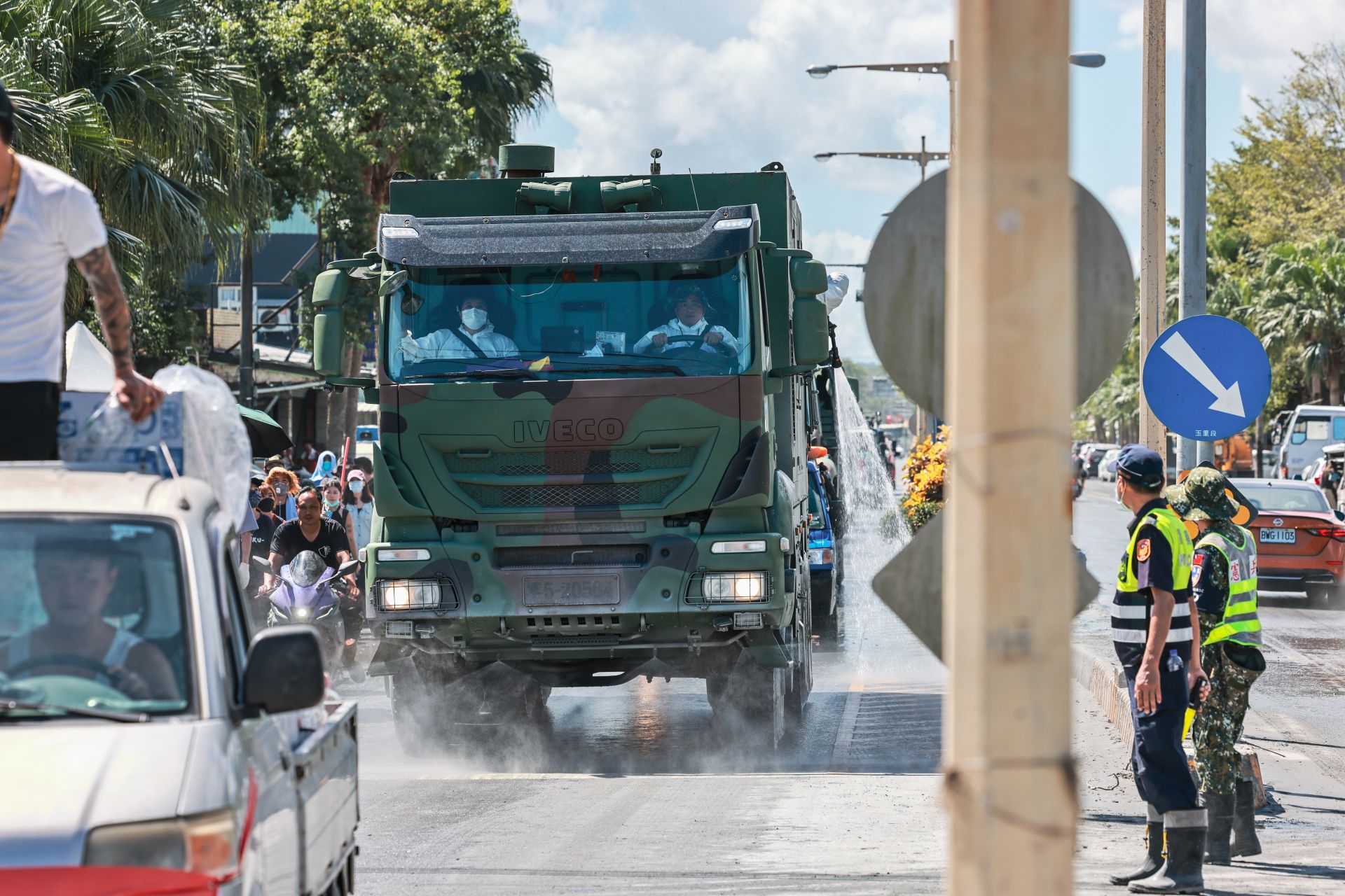 MD-105重型消毒車針對主要道路及淤泥暫存區實施大規模消毒作業。（記者謝承宏攝）