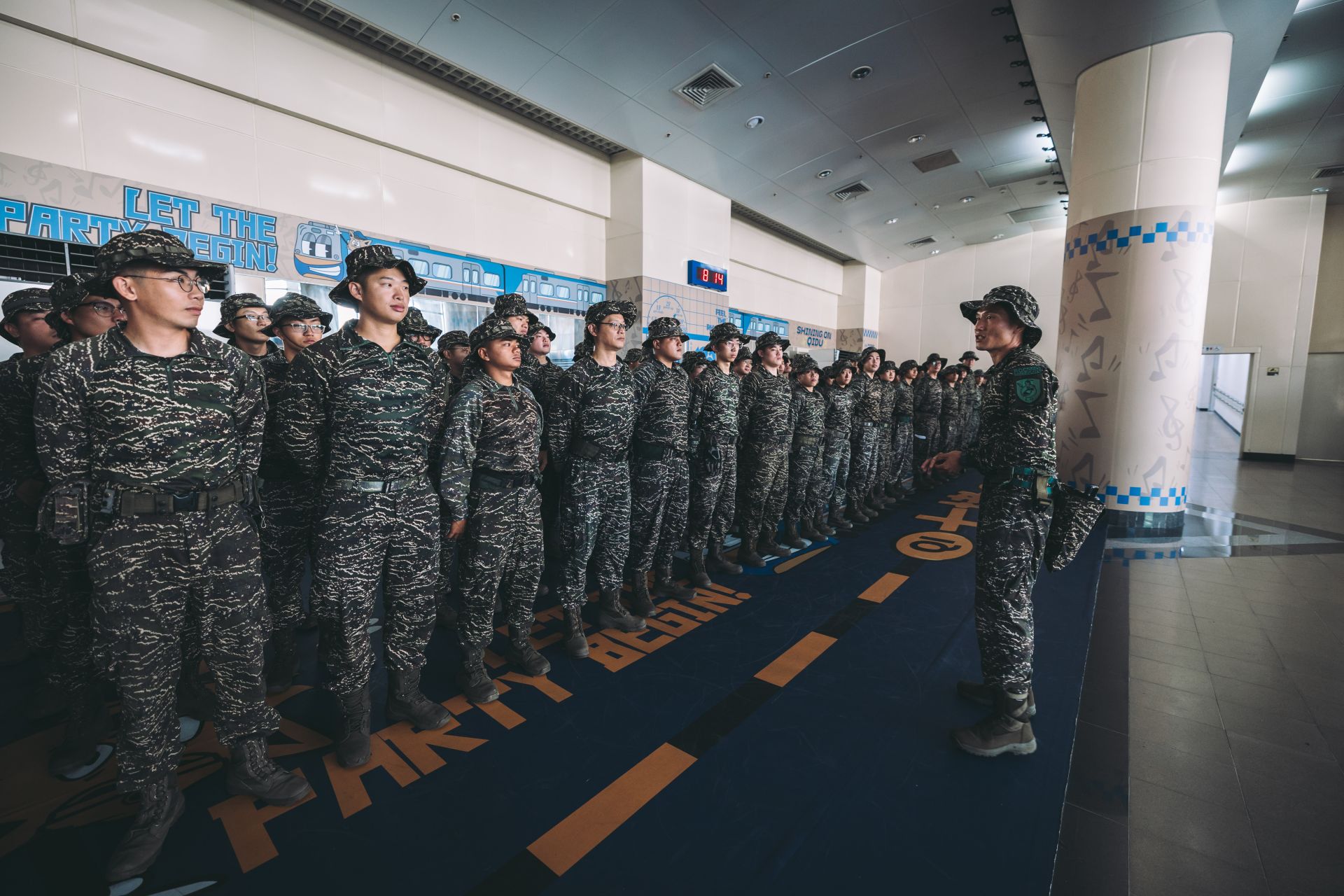 陸戰66旅官兵於七堵車站實施勤前教育。（記者陳彥陵攝）