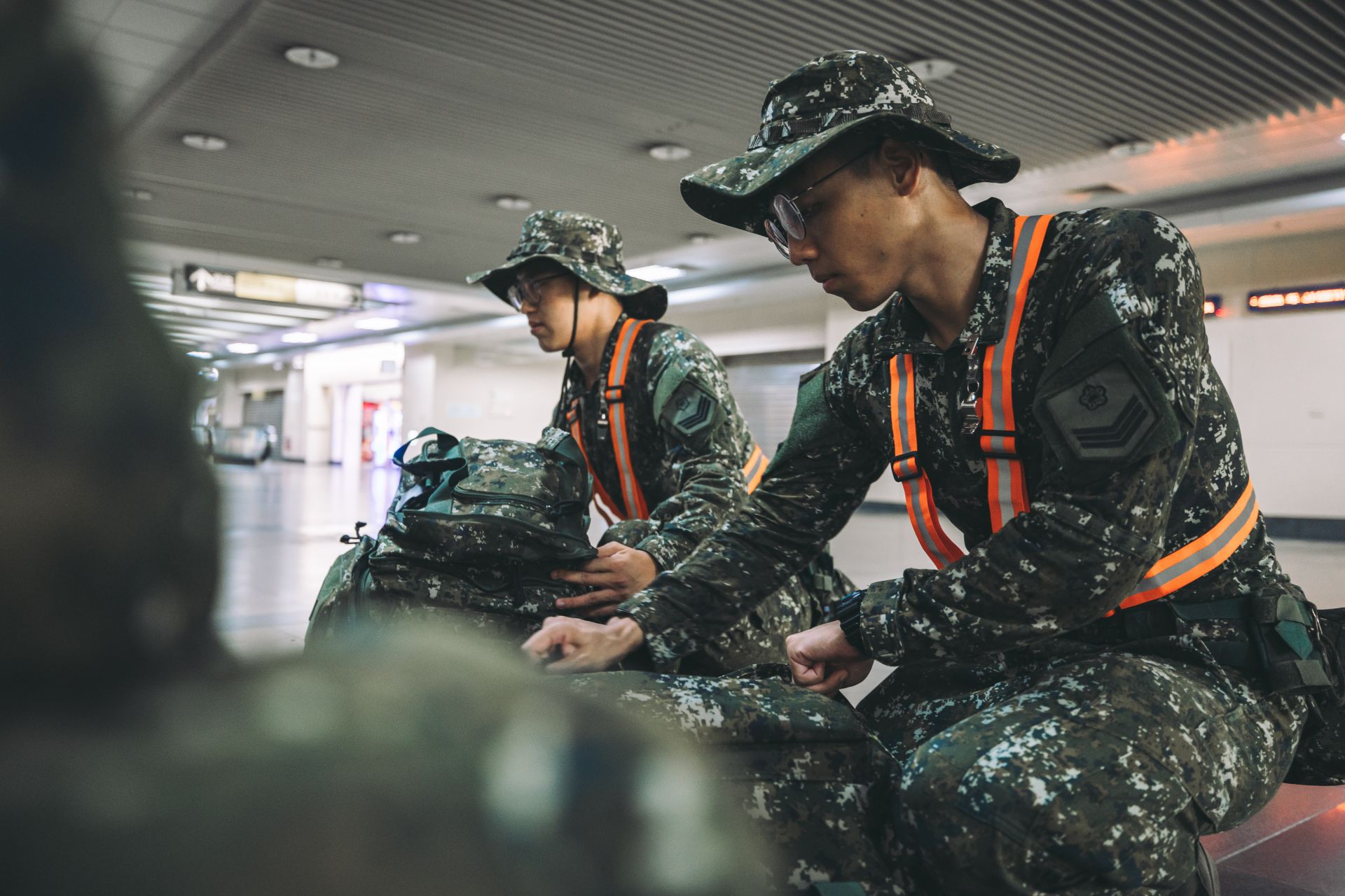 關指部官兵於行前檢整攜行裝具。（記者陳彥陵攝）