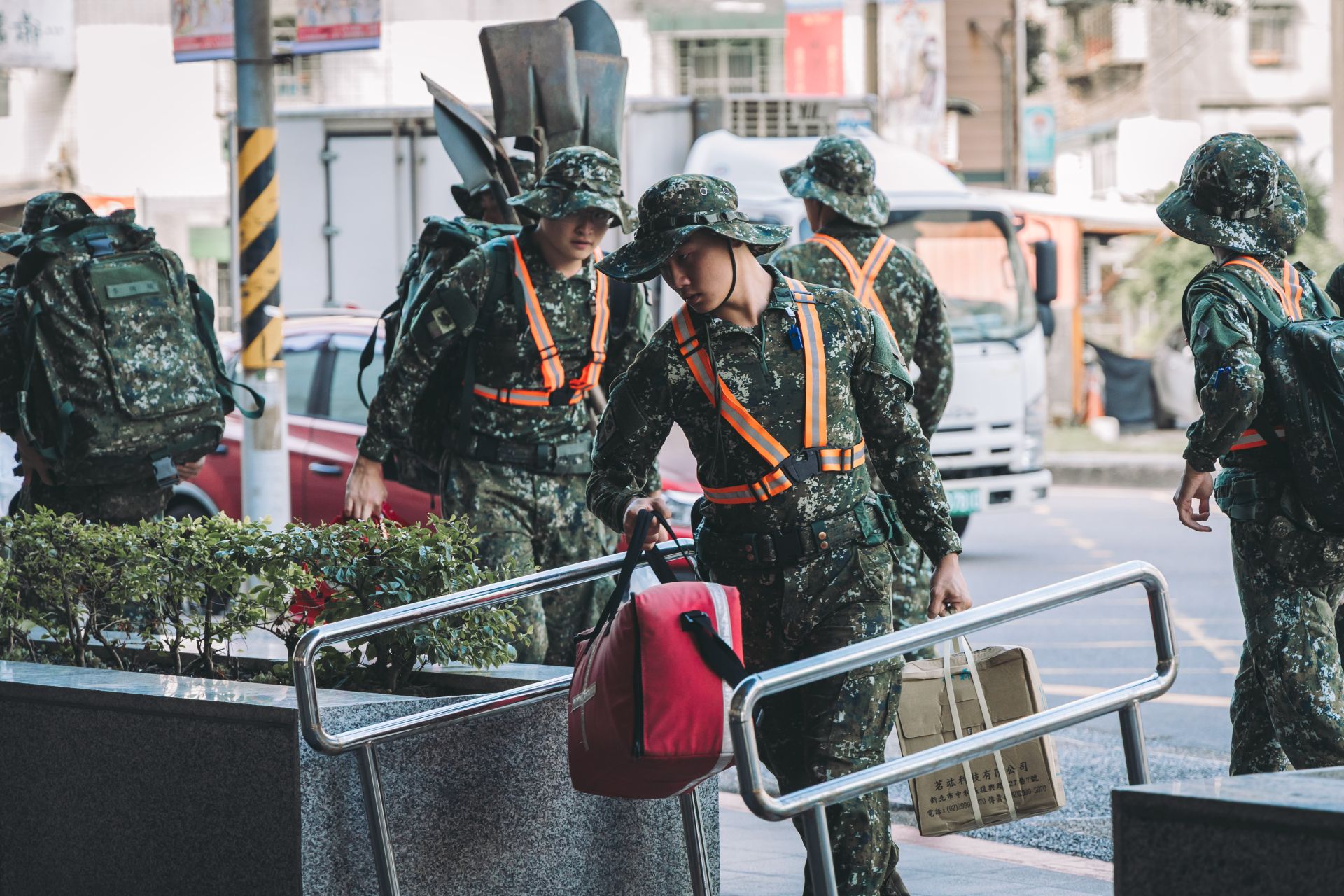 官兵一早即於七堵火車站整備救災裝具。（記者陳彥陵攝）