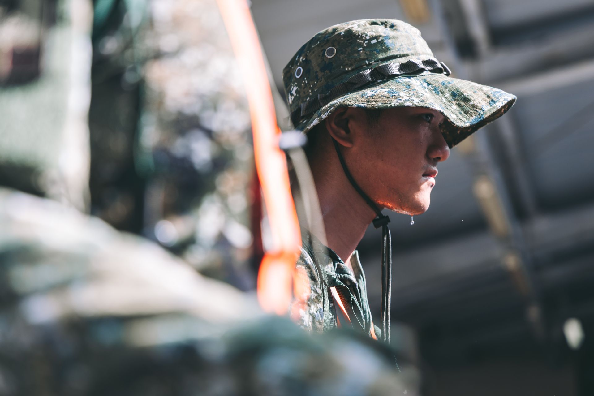 官兵背負個人背包與各式救災器具，即使已汗流浹背，仍堅定的前往災區。（記者陳彥陵攝）