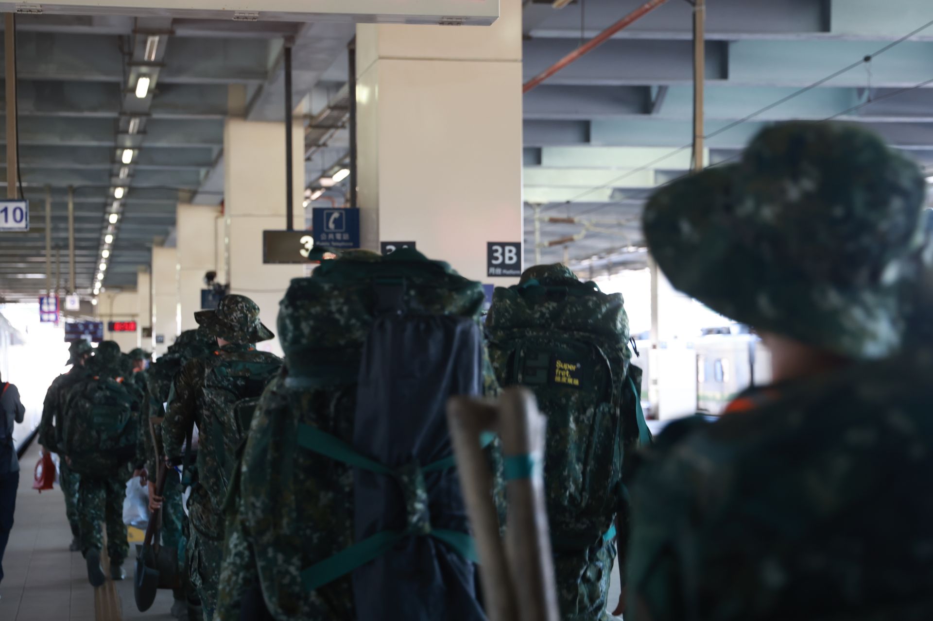 官兵肩負救災裝具與土工器具，有序地登上臺鐵加開專列。（記者葉軒瑜攝）