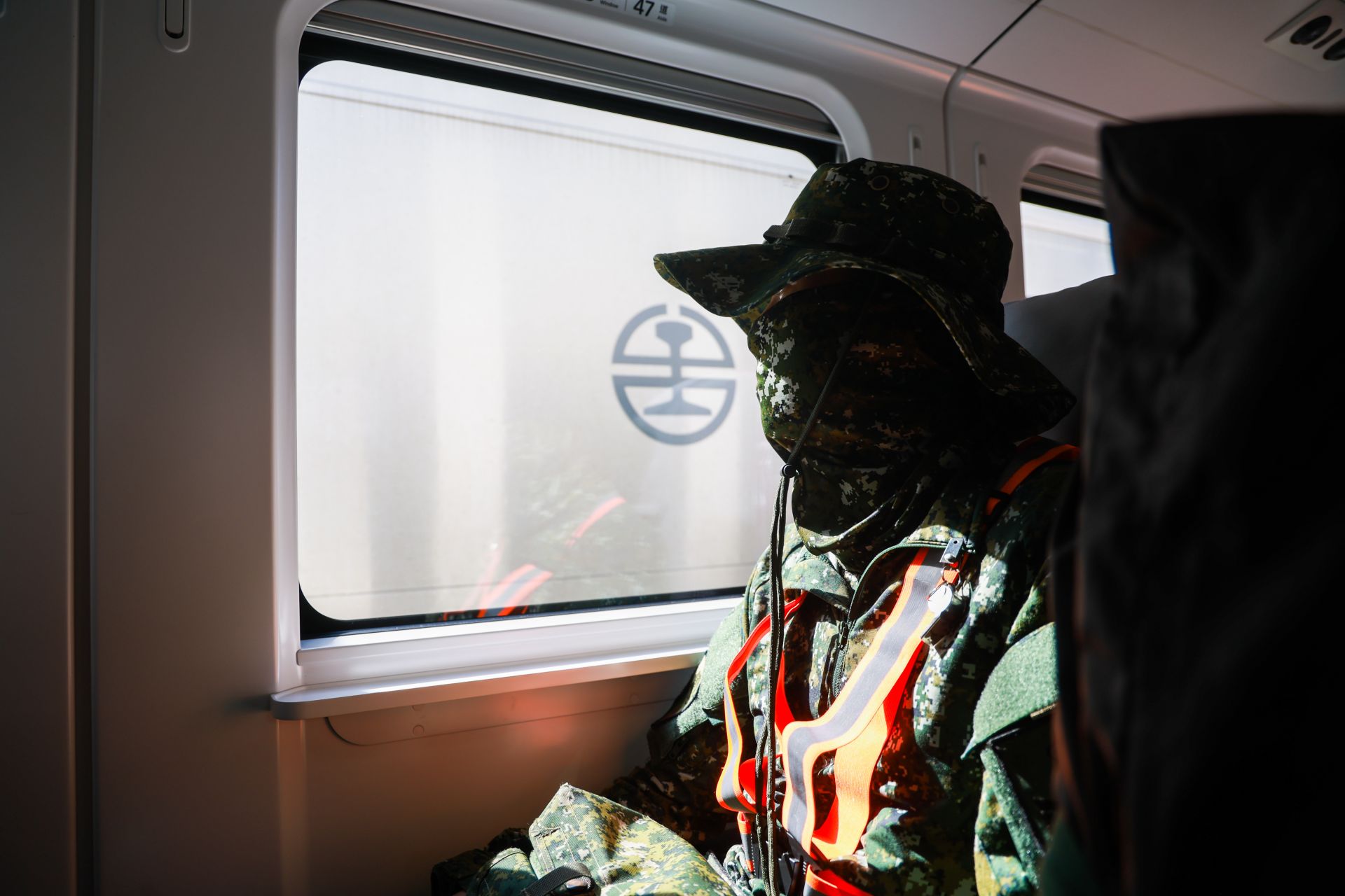 國軍與臺鐵救災分工，期以最快速度將救災兵力安全送往災區。（記者葉軒瑜攝）