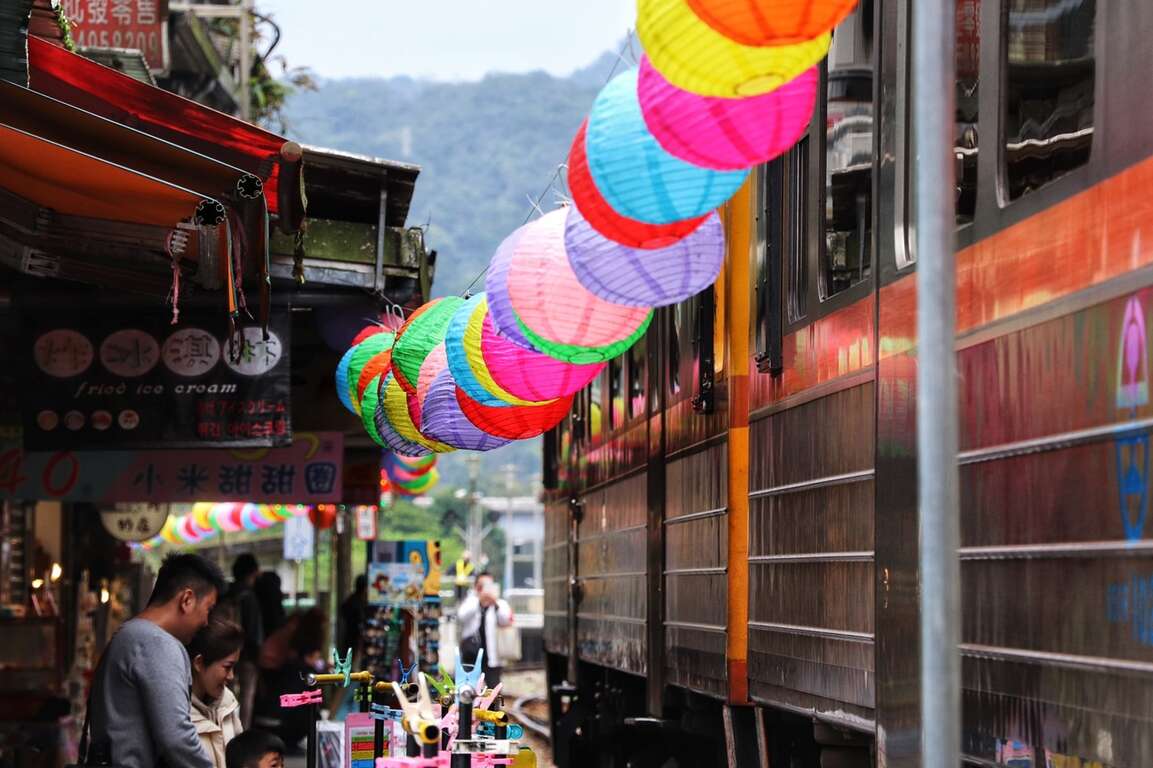 在十分老街體驗放天燈、寫下心願，是平溪人文風情的最佳方式。（新北市政府提供）