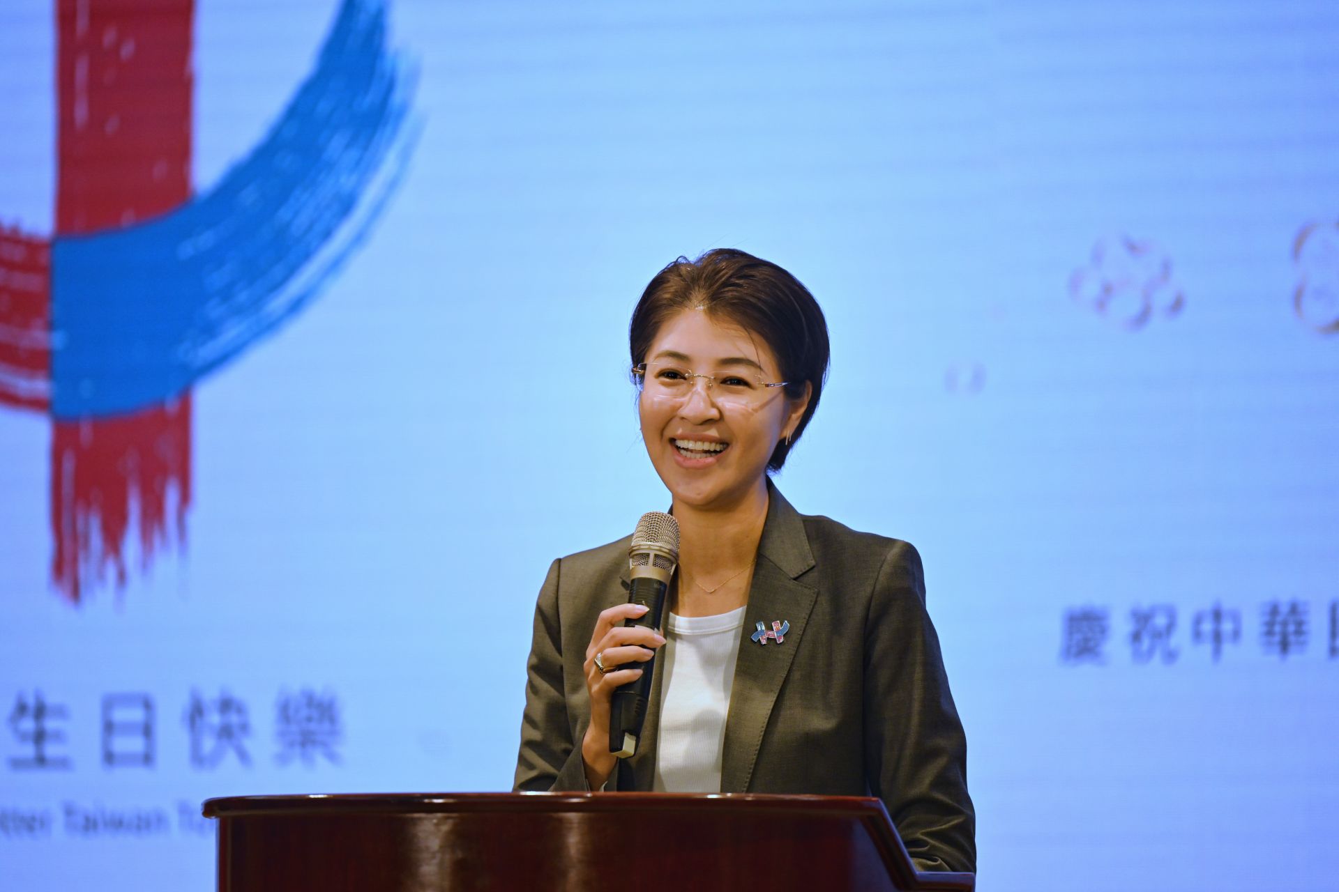 南投縣長許淑華表示，國慶連假正值「2025南投世界茶業博覽會」辦理期間，邀請全國民眾到南投白天逛茶博、晚上看焰火。（慶籌會提供）