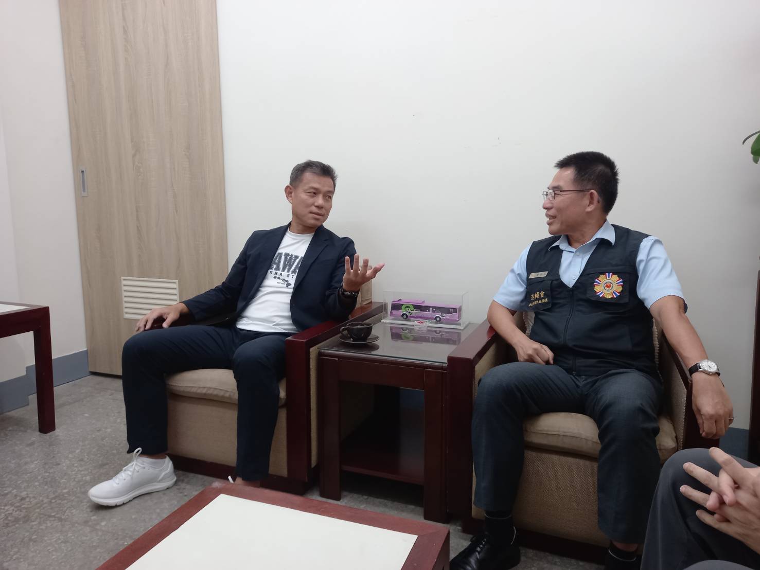 臺北市榮服處處長黃信仁拜會欣欣客運公司董事長章元勳，就後續合作方向交換意見，並對欣欣客運長期支持榮民（眷）的善舉表達謝意。（臺北市榮服處提供）