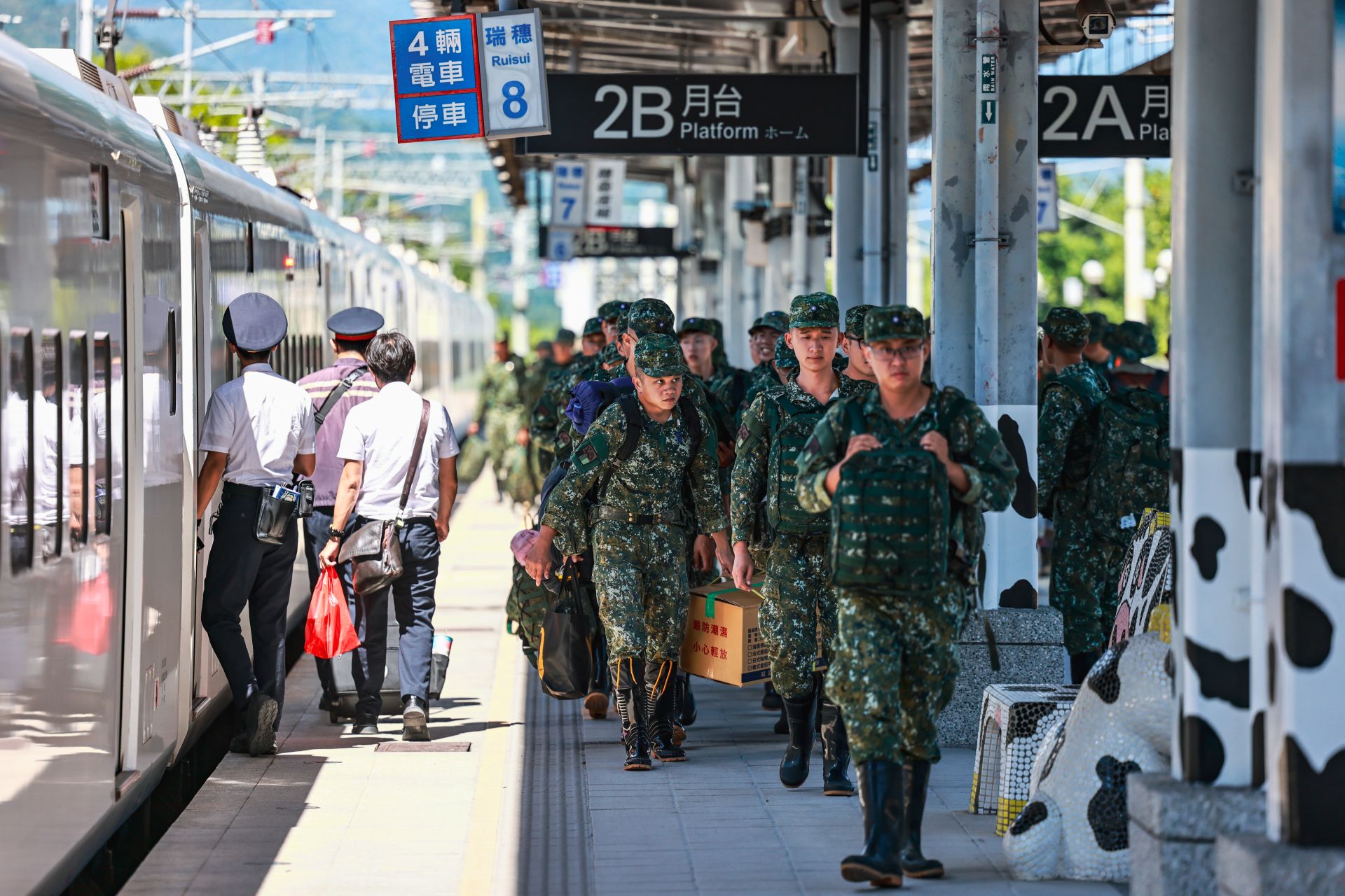　國軍昨日再派遣千餘名生力軍支援花蓮災區。（記者謝承宏攝）