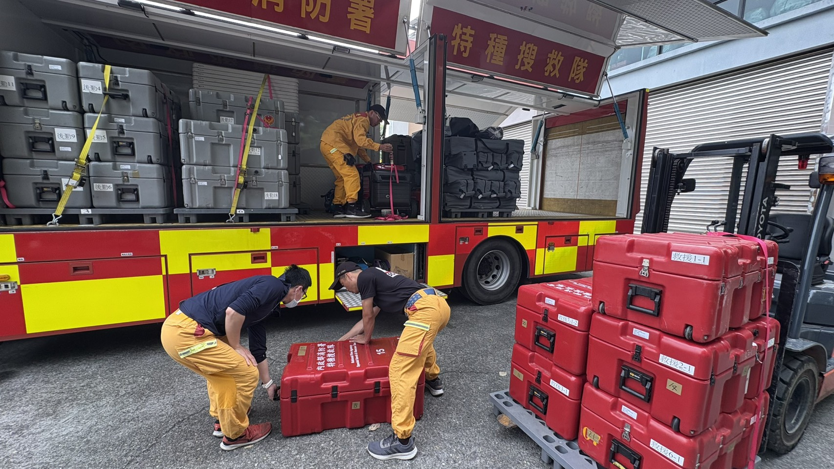 菲律賓中部外海發生規模6.9強震，我國特種搜救隊完成整備 ，可以隨時馳援。（消防署提供）