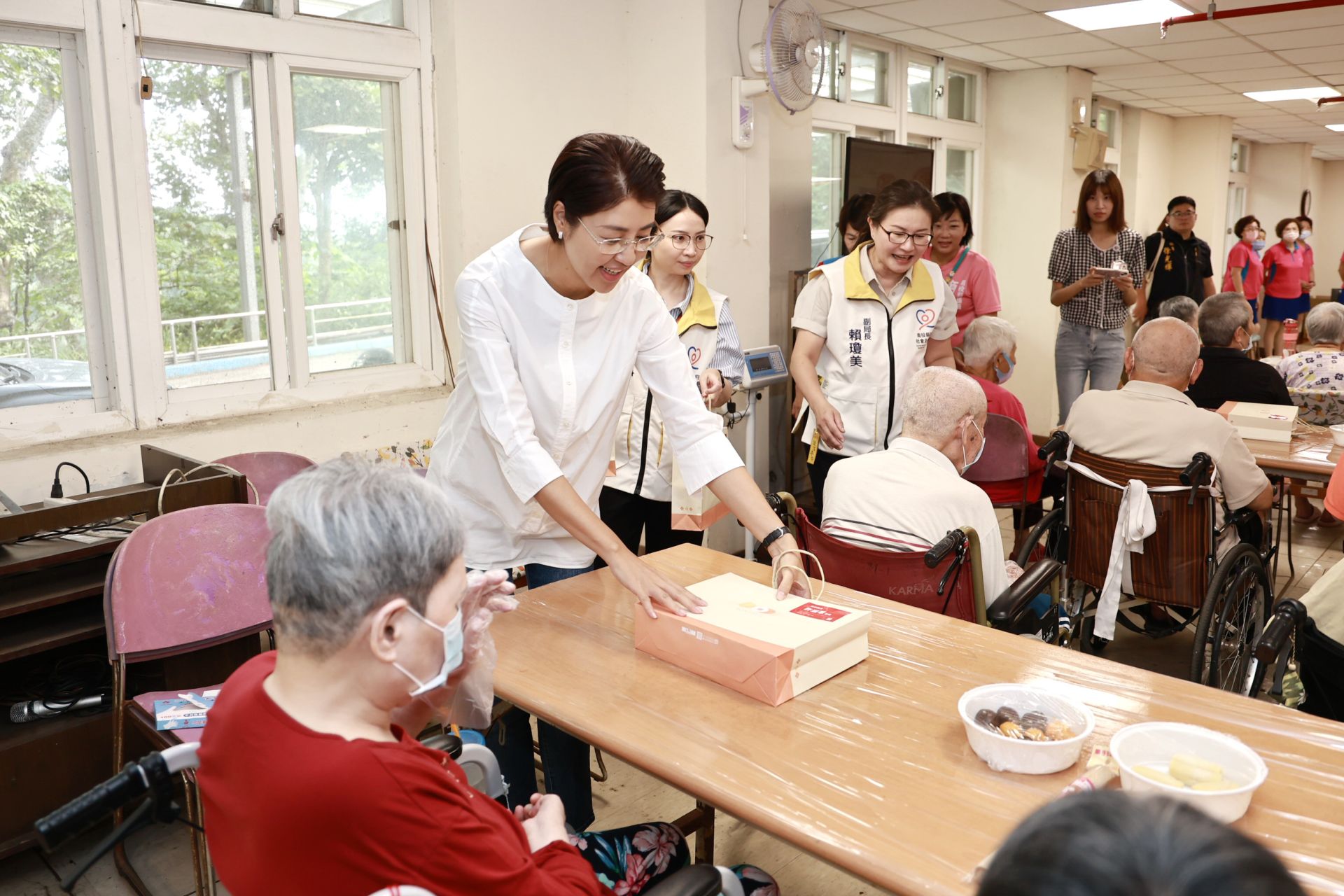 南投縣長許淑華今日特別到南投縣私立傑瑞社會福利基金會附設老人安養中心探訪關心，並贈送每人1千元禮金及庇護工廠的秋節月餅禮盒，祝福他們佳節愉快。（南投縣政府提供）