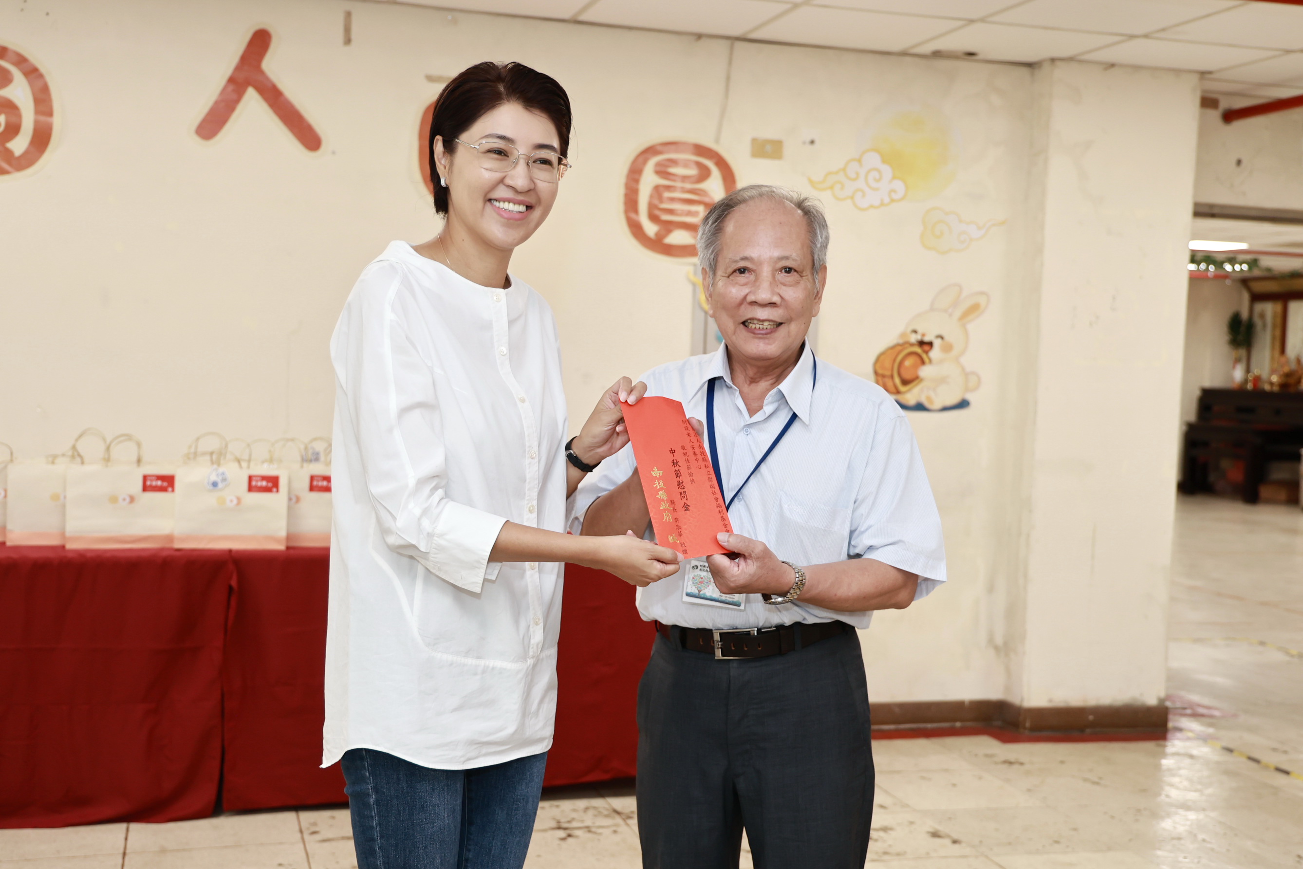 南投縣長許淑華今（1）日特別南投縣長許淑華今日特別到南投縣私立傑瑞社會福利基金會附設老人安養中心探訪關心，並贈送每人1千元禮金及庇護工廠的秋節月餅禮盒，祝福他們佳節愉快。（南投縣政府提供）