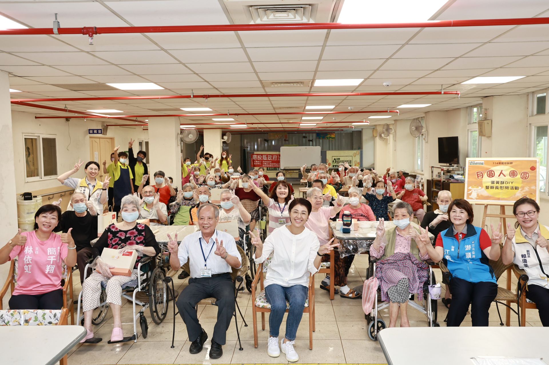 南投縣長許淑華今日特別到南投縣私立傑瑞社會福利基金會附設老人安養中心探訪關心，並贈送每人1千元禮金及庇護工廠的秋節月餅禮盒，祝福他們佳節愉快。（南投縣政府提供）