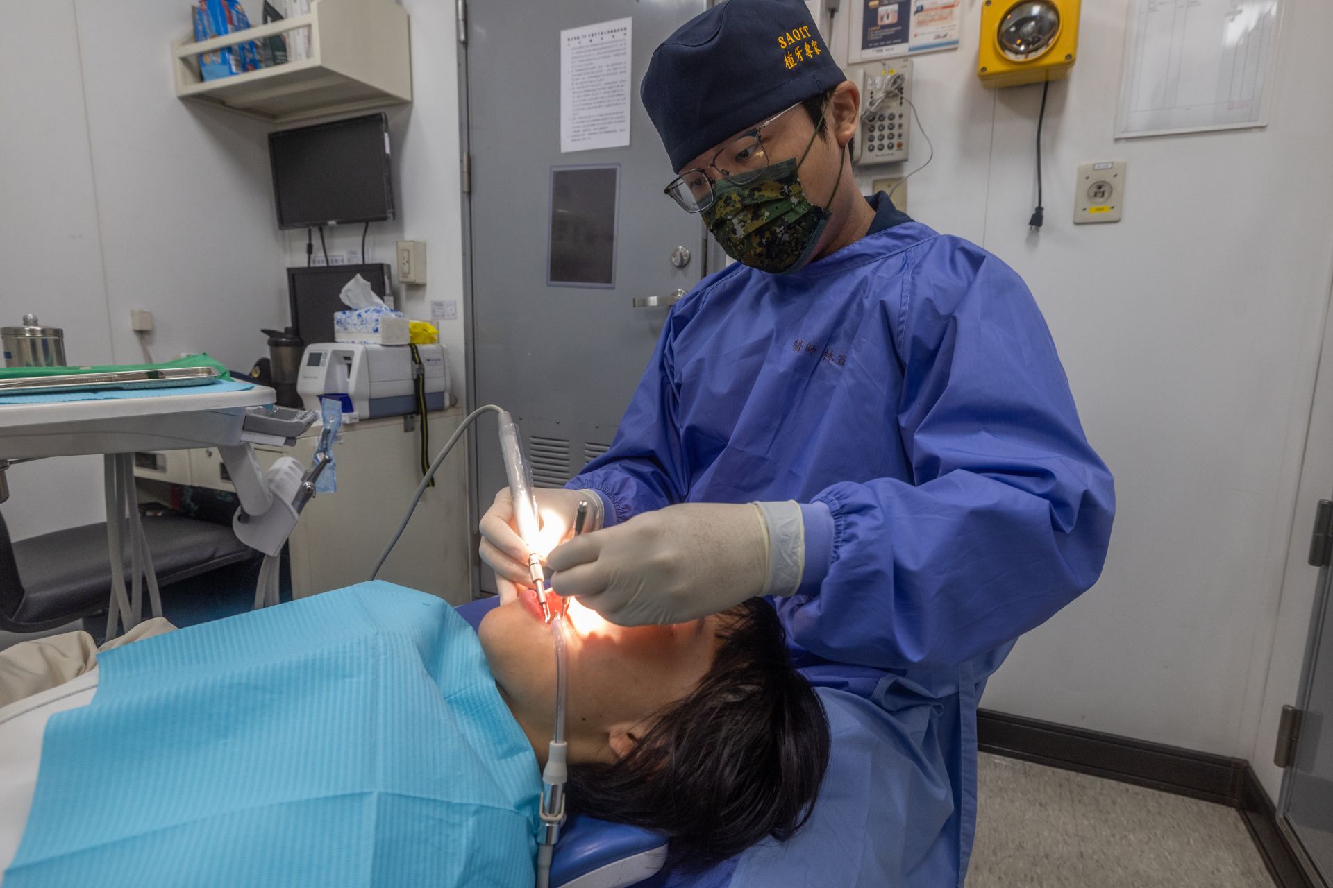 磐石軍艦上設有牙科室，航行期間可以協助官兵維護口腔衛生。（記者林睿奕攝）