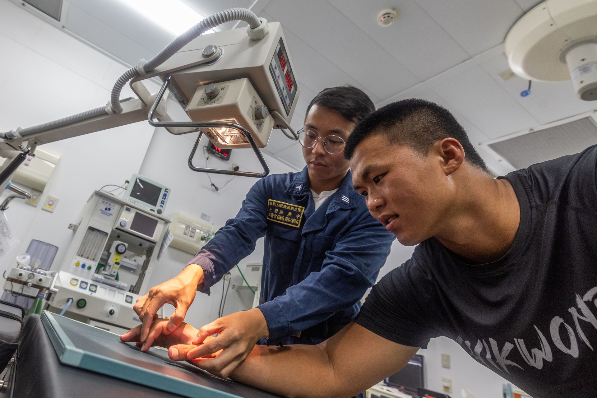 磐石軍艦醫務室配備有移動式X光機，可針對外傷、骨折進行診斷。（記者林睿奕攝）