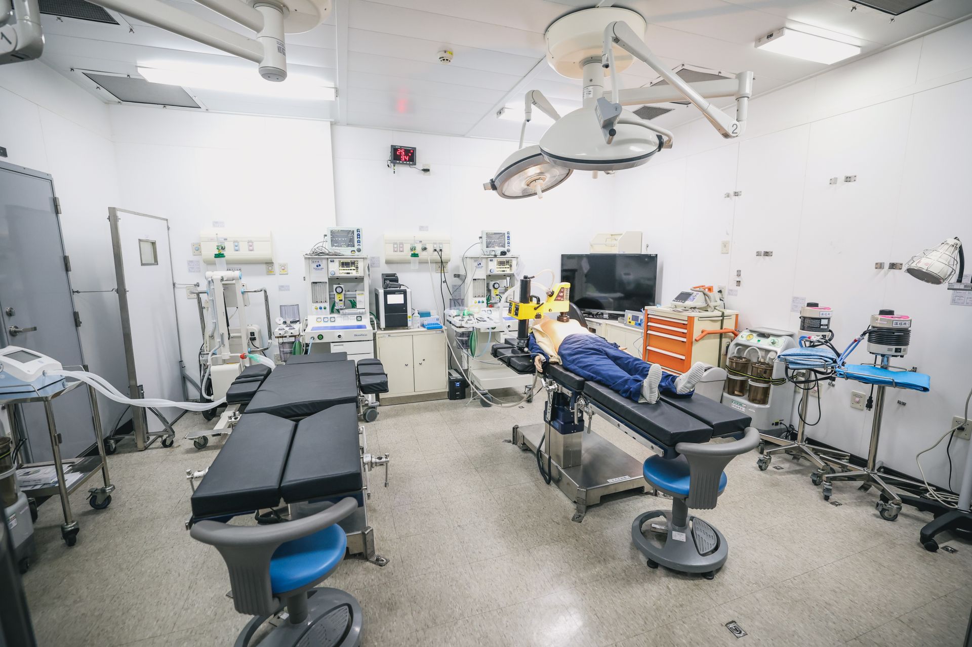 磐石軍艦外科手術室設備齊全，有助軍醫官緊急處置各種傷勢，保障官兵生命安全。（本報資料照片）