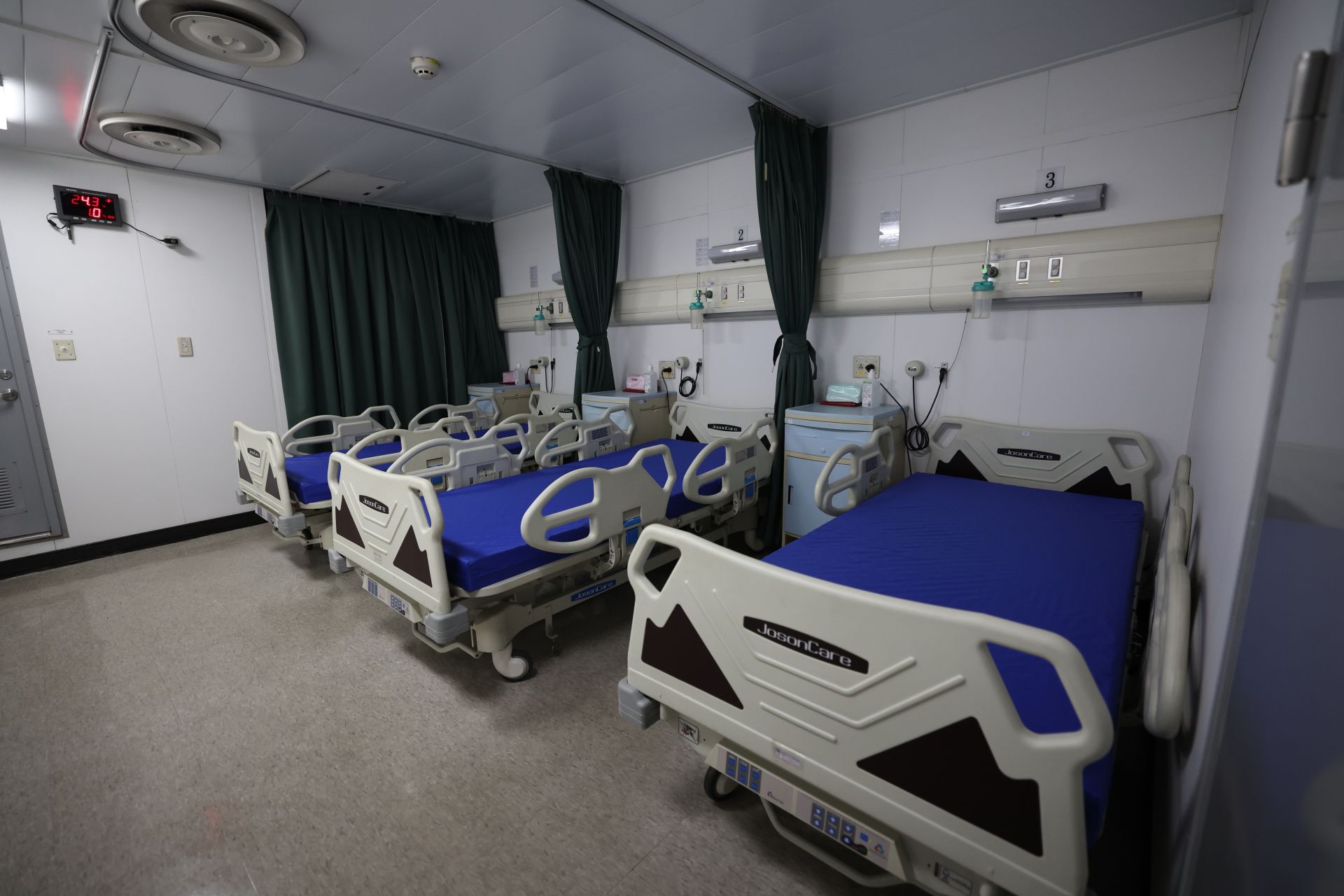 負壓病房可有效隔離傳染性物質及傳染病，避免船艙發生大規模感染狀況。（本報資料照片）