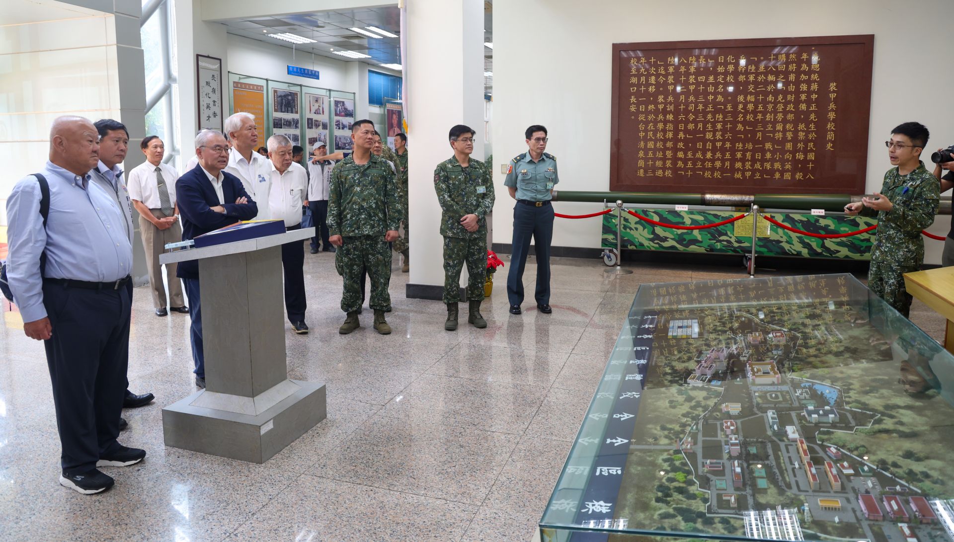  敬軍團參訪裝訓部隊史館，深入了解裝甲兵發展歷程與任務傳承。（記者劉宸瑋攝）
