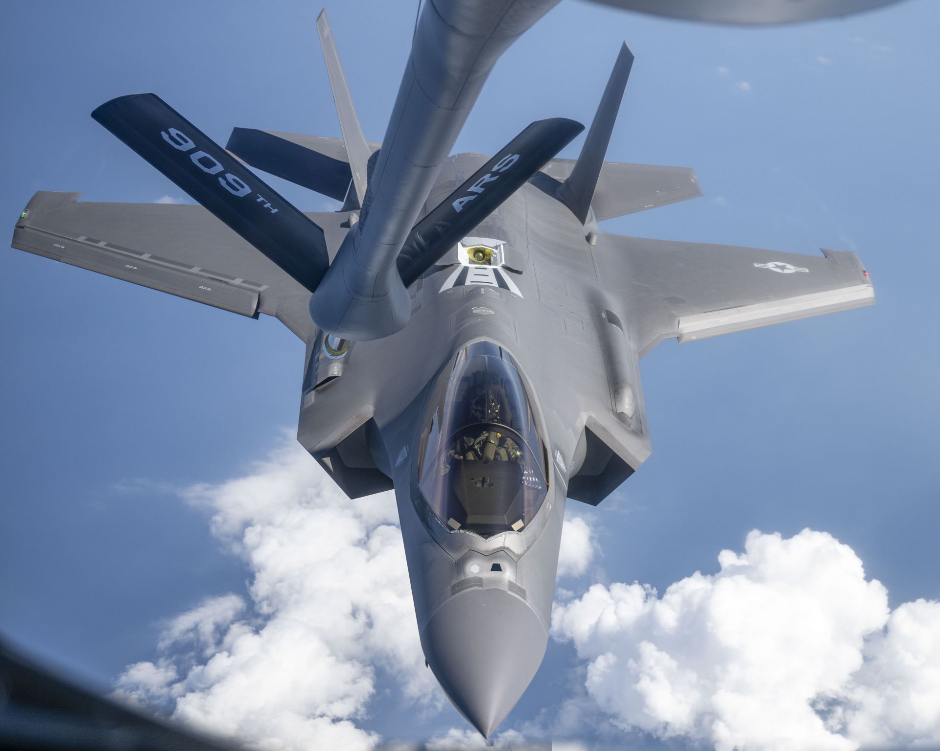 美軍F-35A戰機飛往日本參演途中，在西太平洋上空接受空中加油。（取自DVIDS網站）