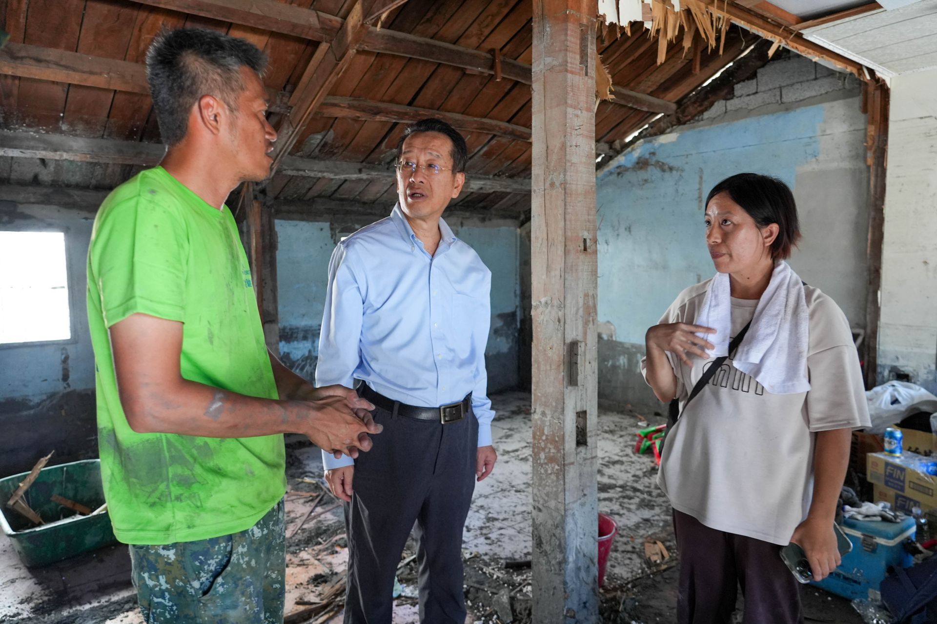 國防部長顧立雄昨日特別前往受災官兵家中探視，表達關懷並了解需協助事項，展現「同袍一家」的深厚情誼。（軍聞社記者陳彥樺攝）