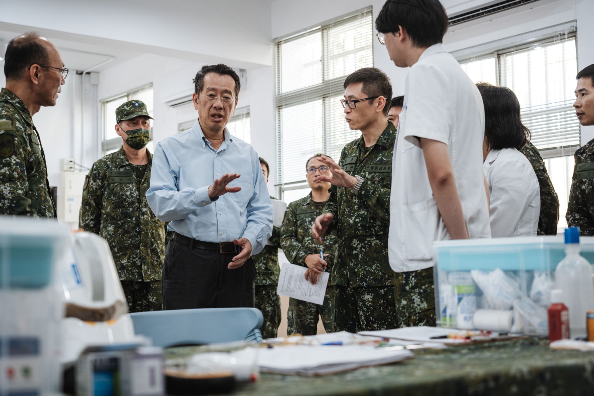 顧部長慰問救護站官兵。（軍聞社記者陳彥樺攝）