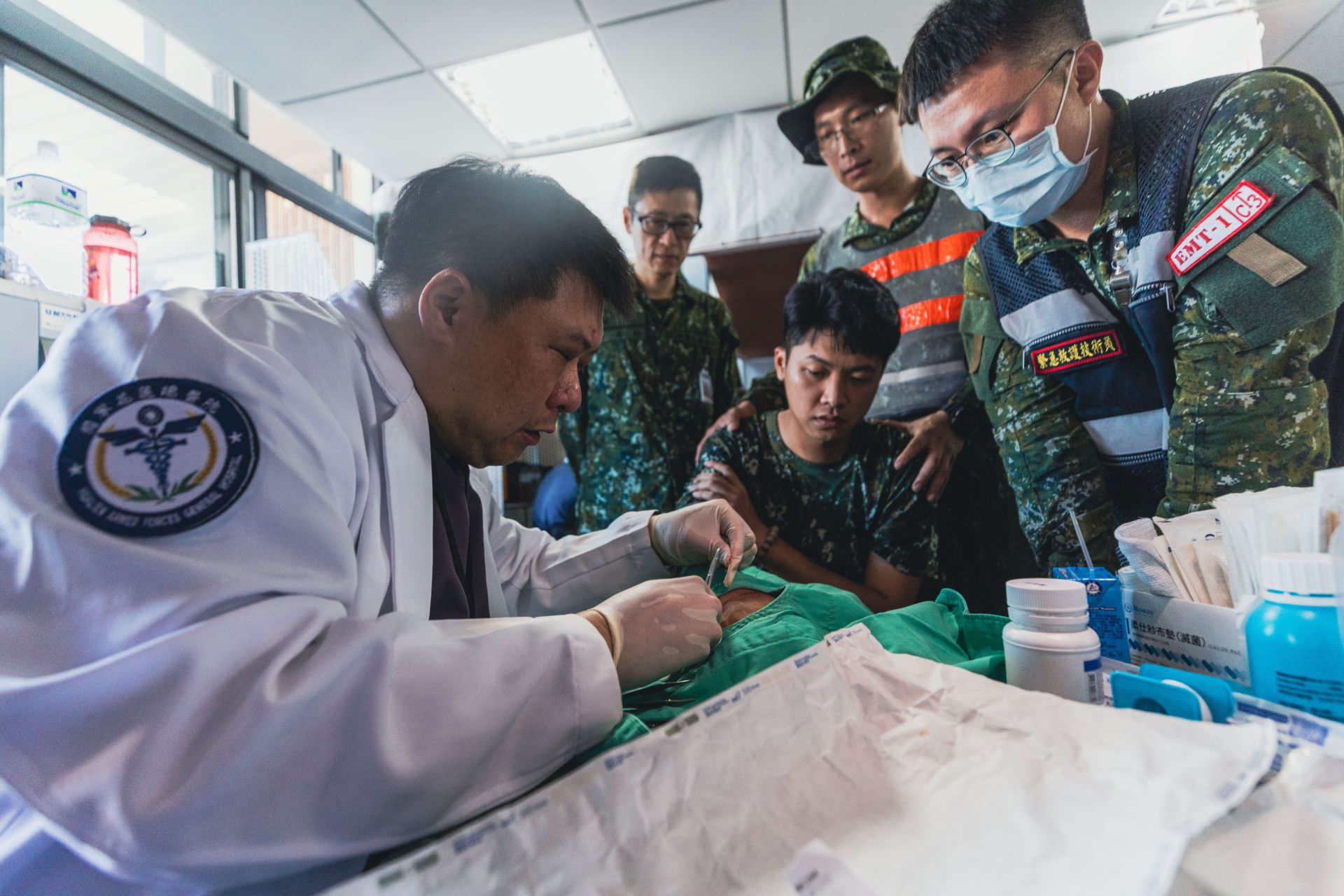 醫務團隊提供「巡迴醫療」服務，依照輪值人力，不定期前往因災情阻礙交通的村落，針對當地民眾身體狀況實施診療，對行動不便的病患帶來極大幫助。（記者謝沛宸攝）