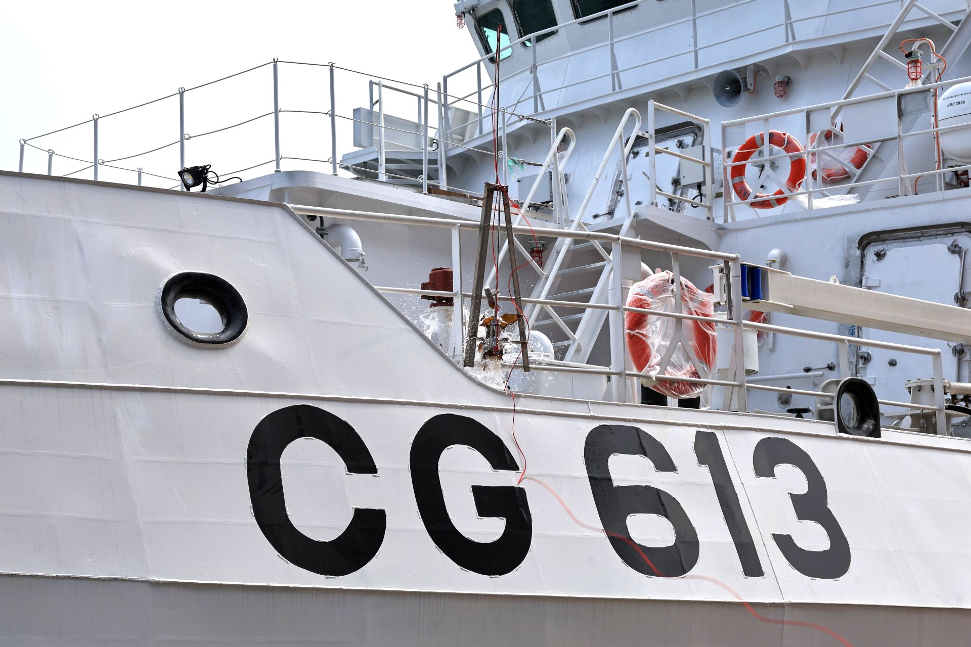 典禮中為CG613蘭嶼艦進行擲瓶下水儀式。（記者孫建屏攝）